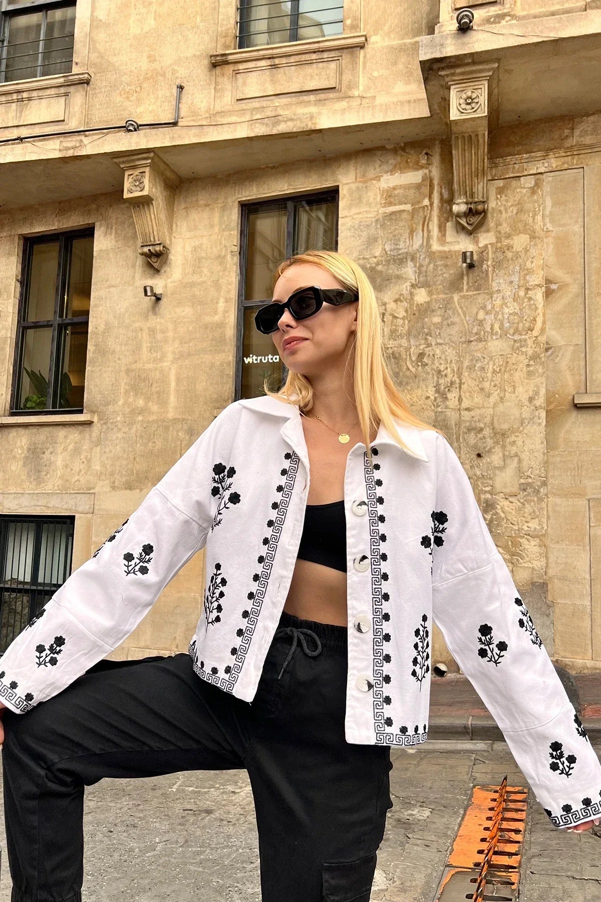 Beyaz İşlemeli Pamuk Ceket