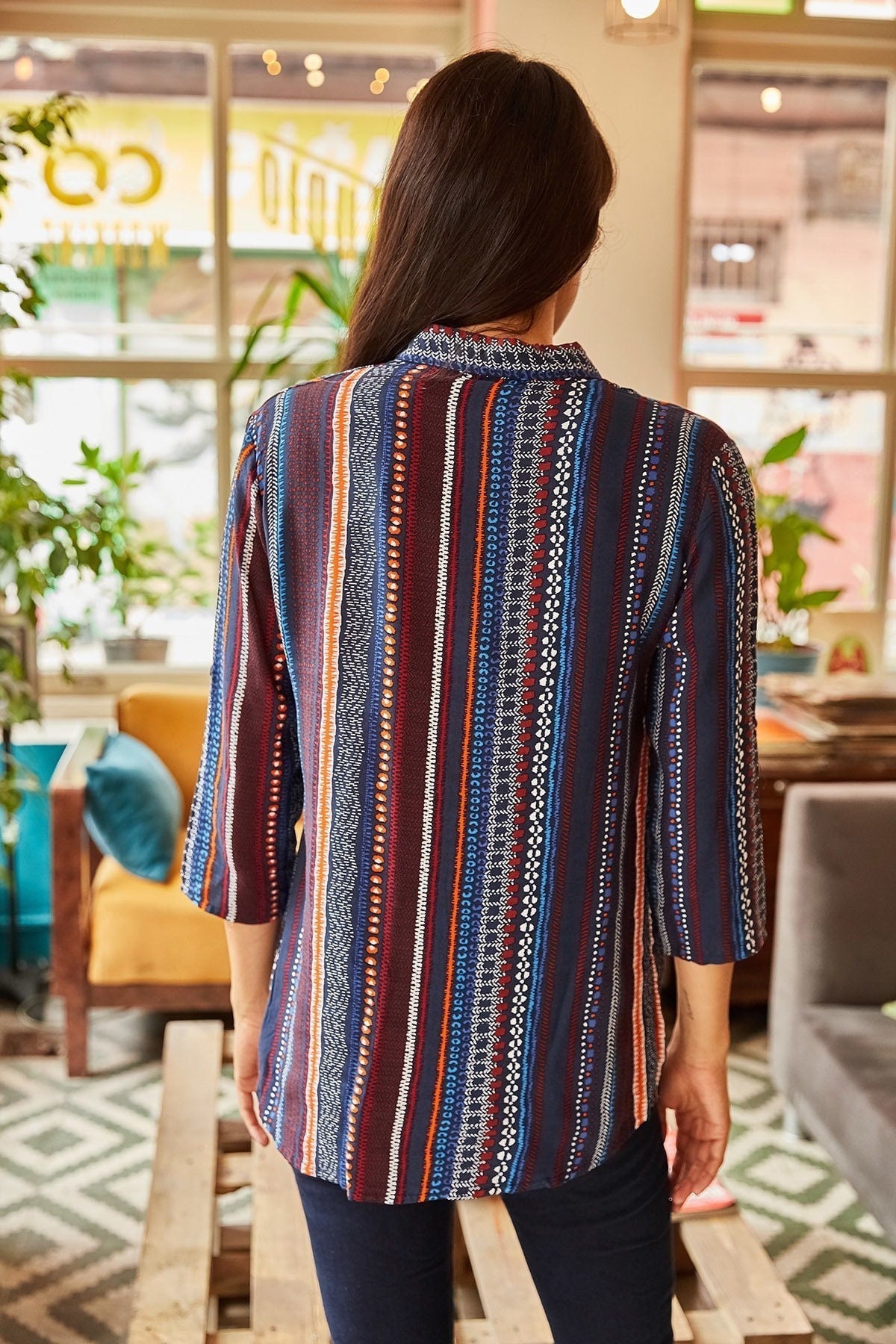Camisa con botones a rayas azul marino y burdeos étnica Sophia