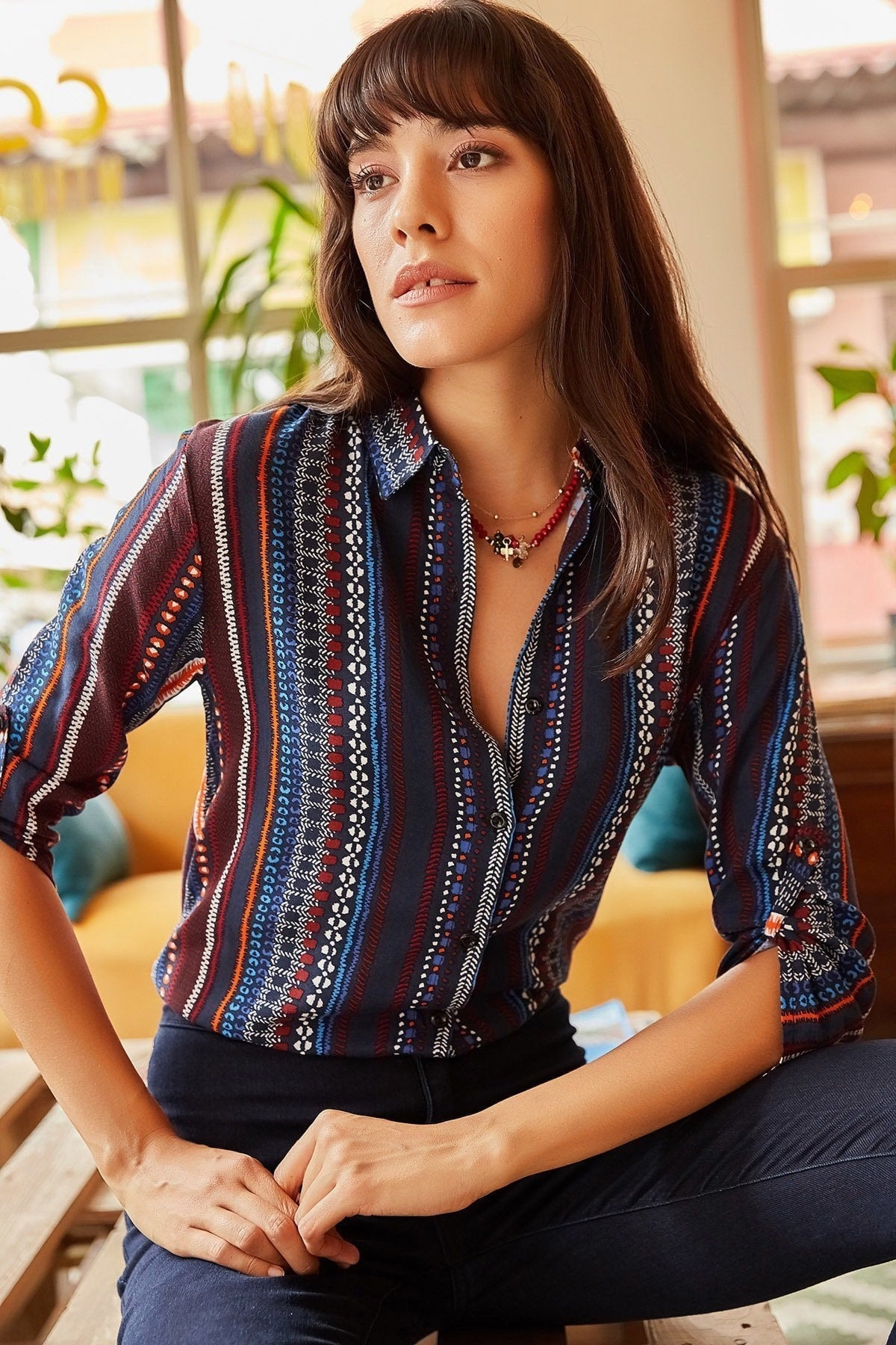 Camisa con botones a rayas azul marino y burdeos étnica Sophia