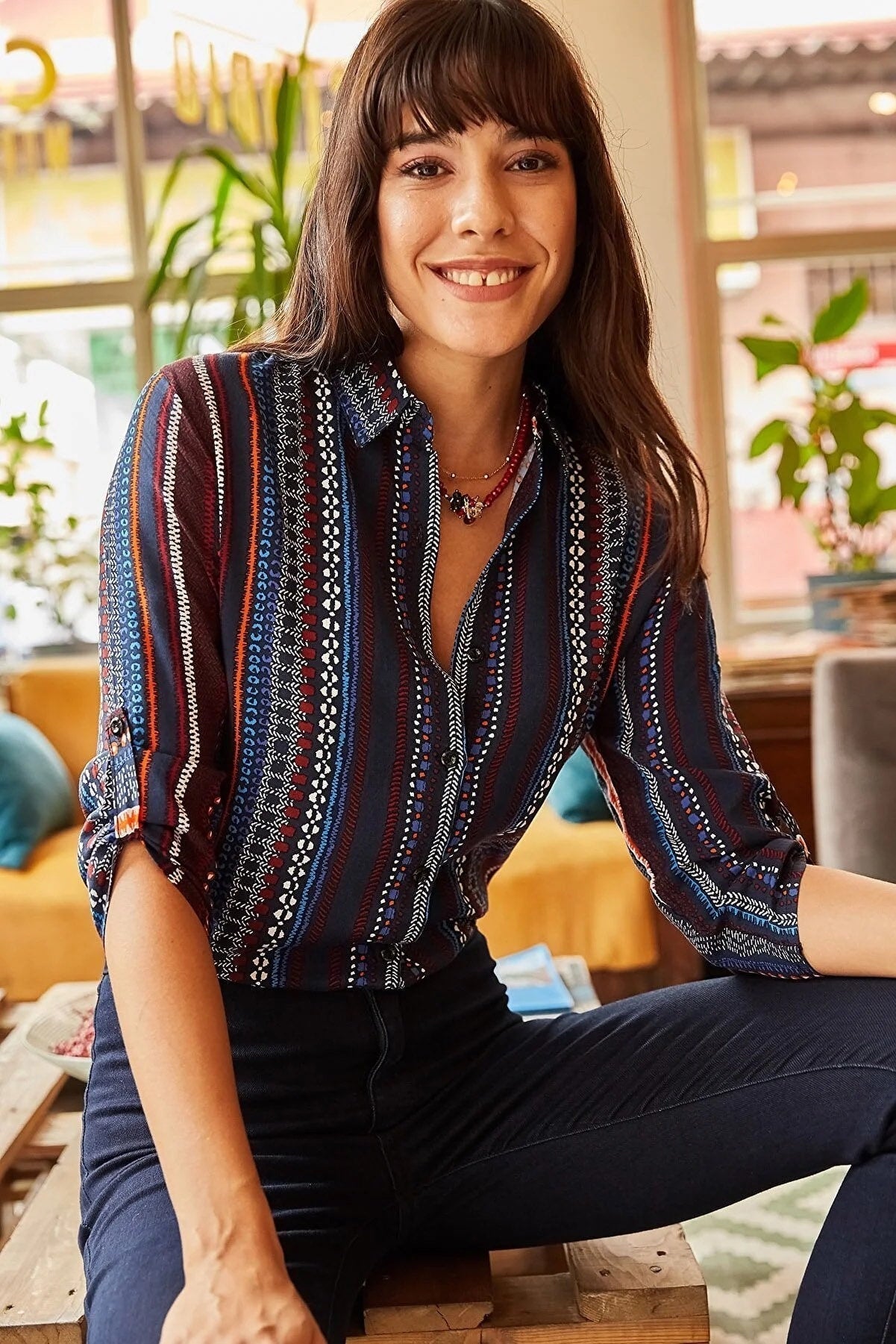 Camisa con botones a rayas azul marino y burdeos étnica Sophia