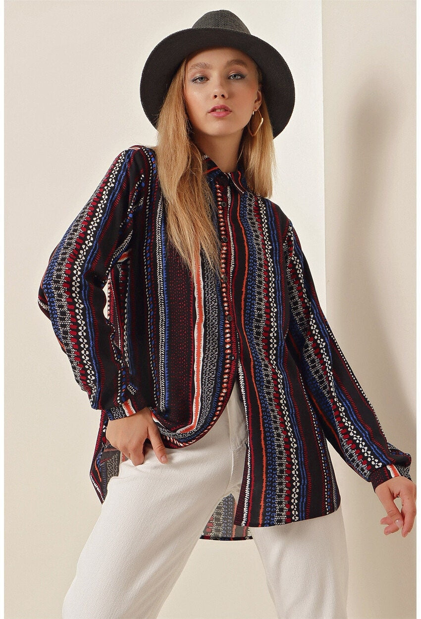 Camisa con botones a rayas azul marino y burdeos étnica Sophia