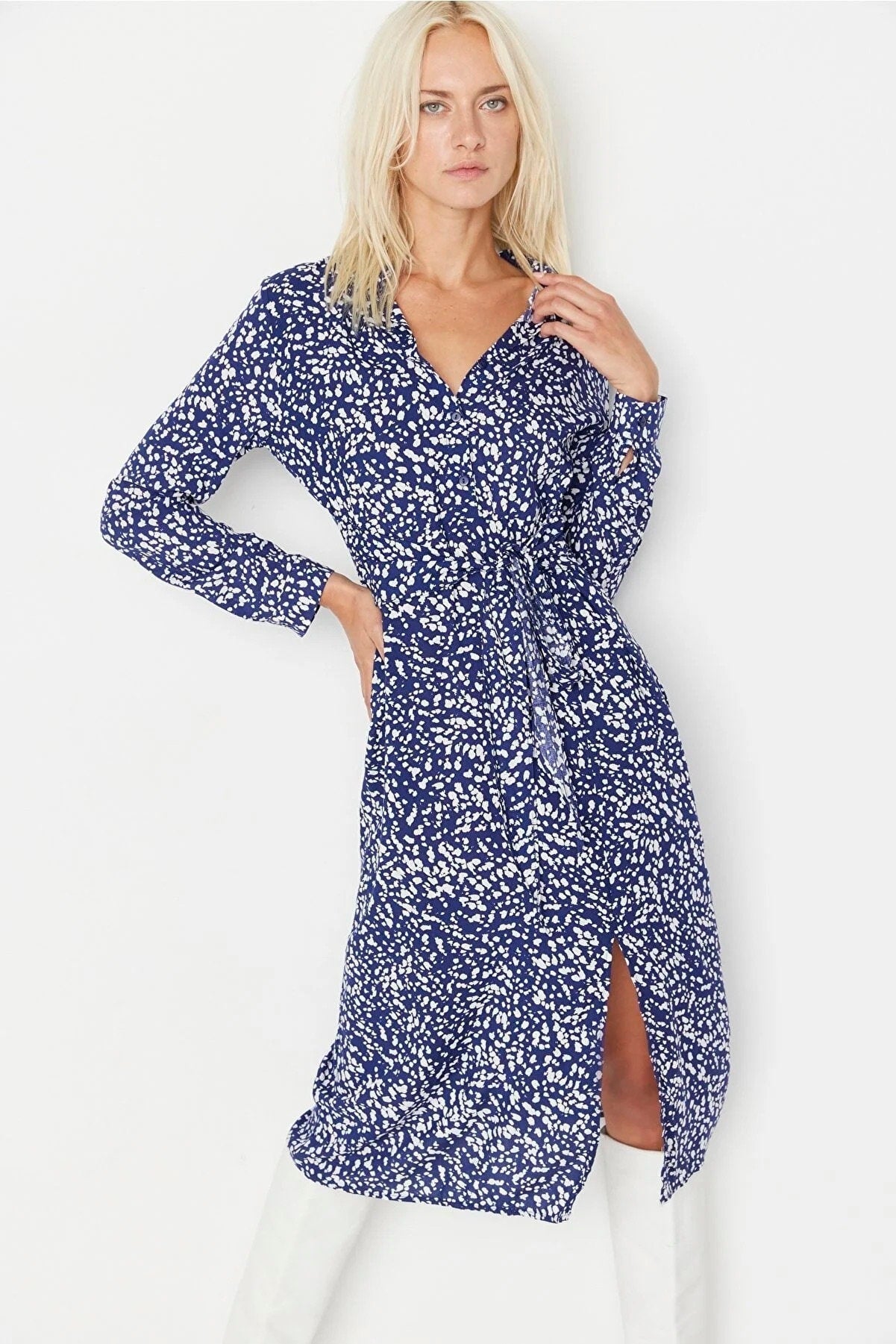 Vestido camisero midi de tela vaporosa con abertura y estampado floral azul