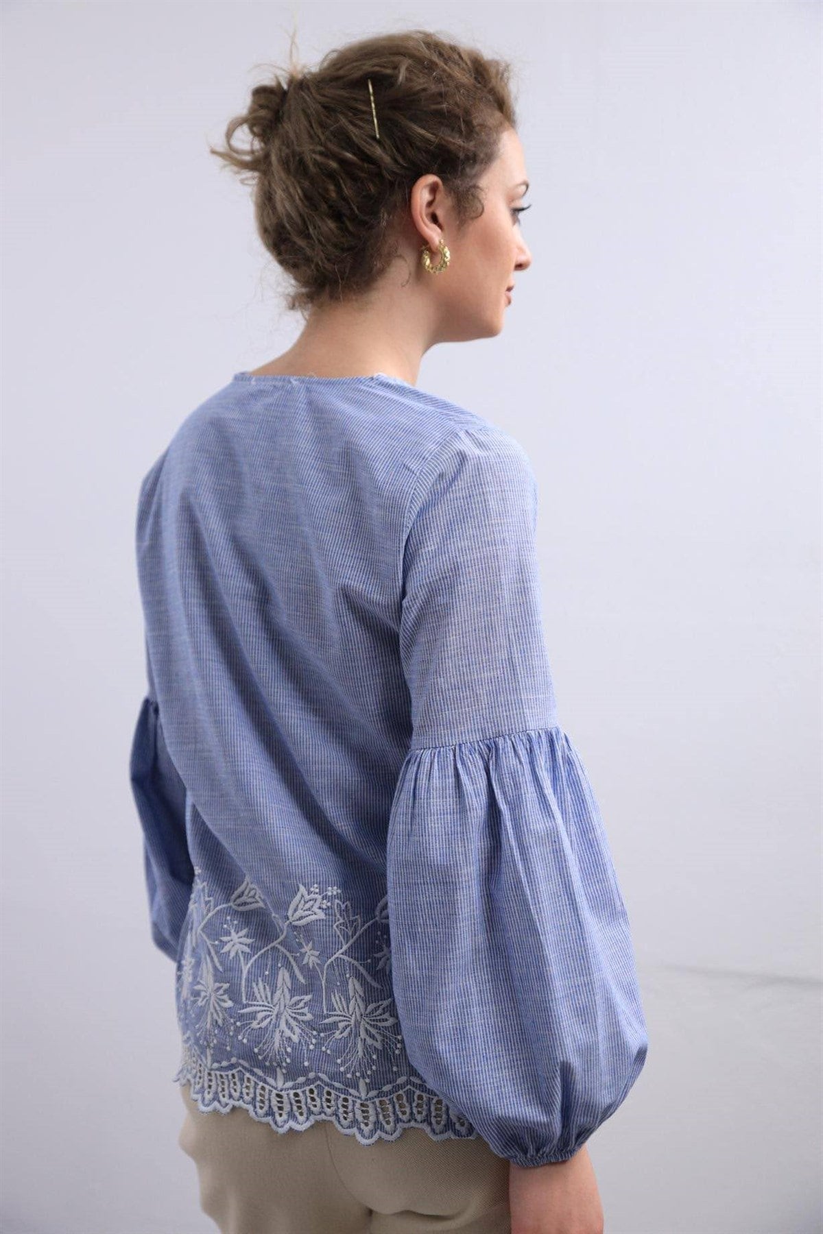 Blusa Etérea de Algodón Bordada en Azul