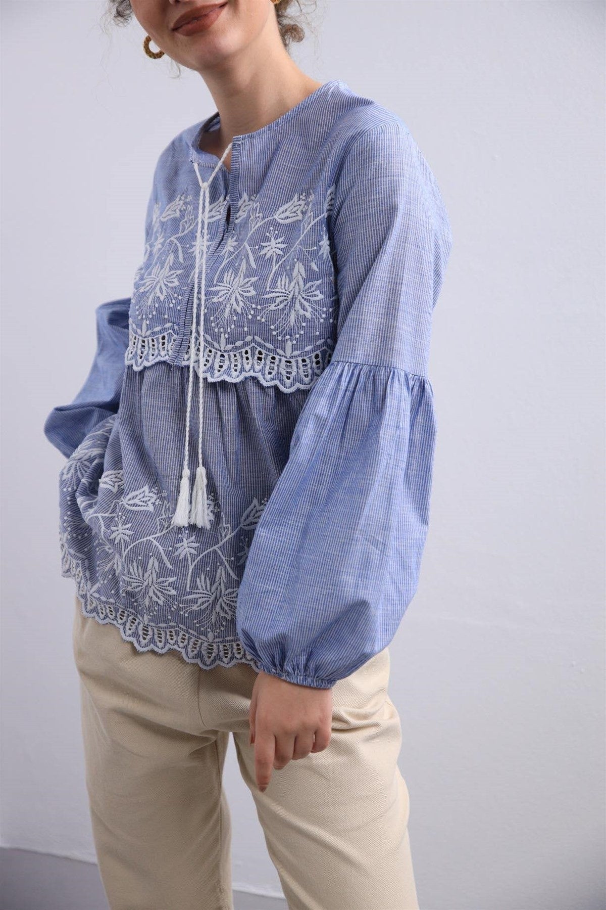 Blusa Etérea de Algodón Bordada en Azul