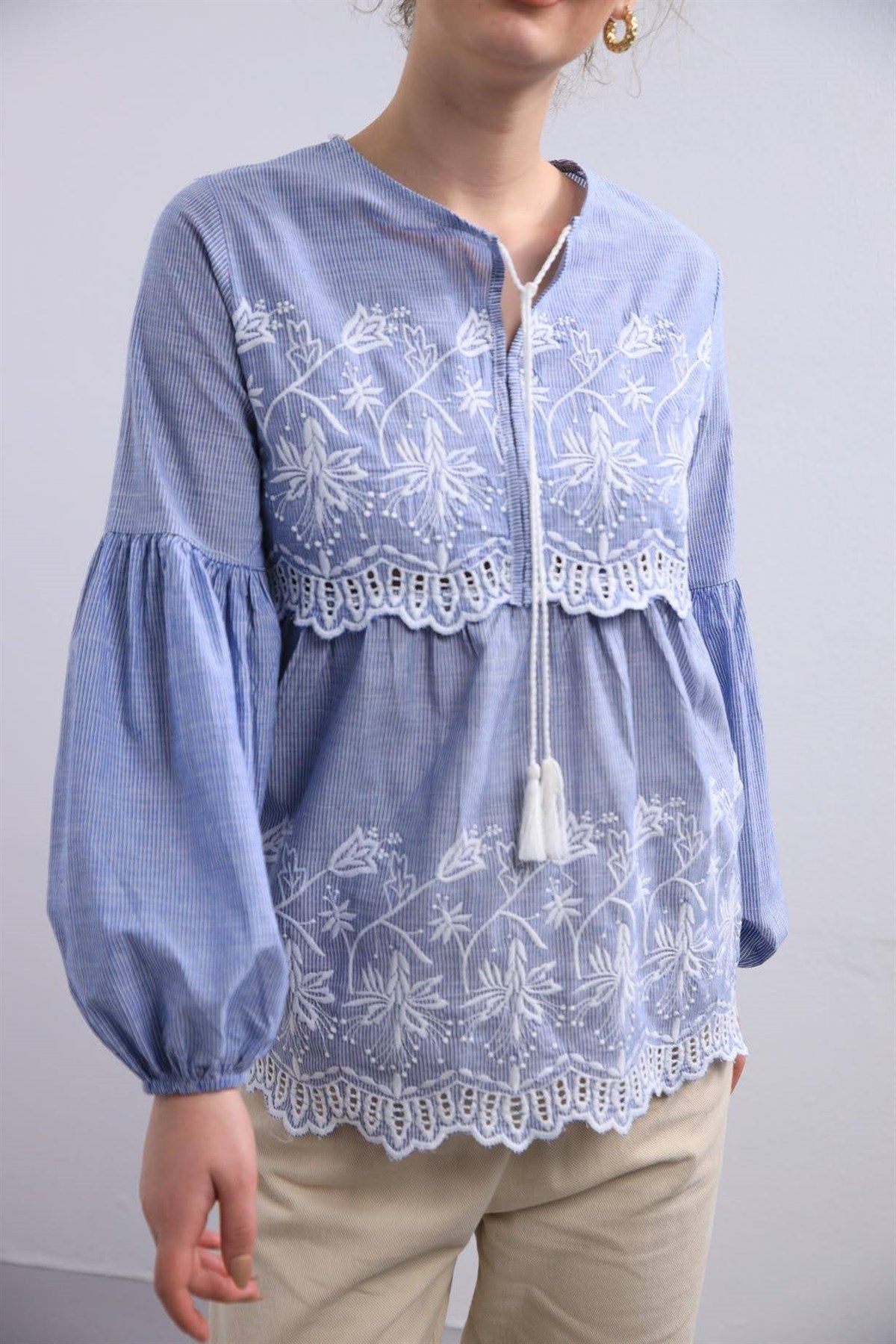 Blusa Etérea de Algodón Bordada en Azul
