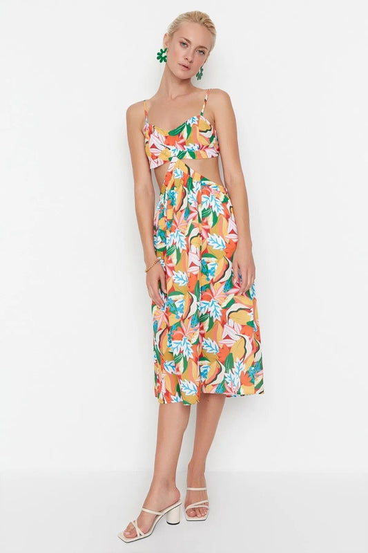 Vestido de verano floral colorido con espalda descubierta