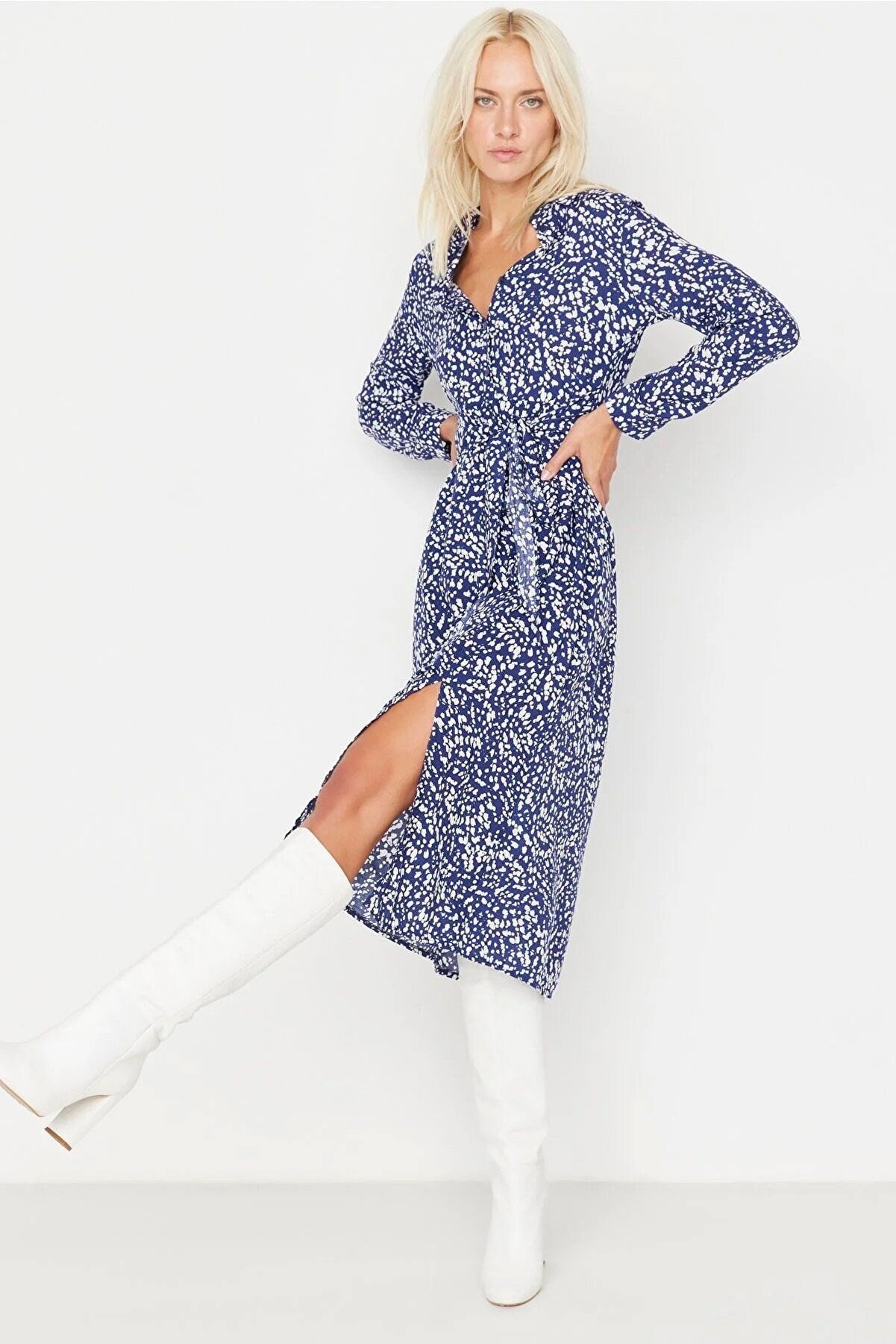 Vestido camisero midi de tela vaporosa con abertura y estampado floral azul