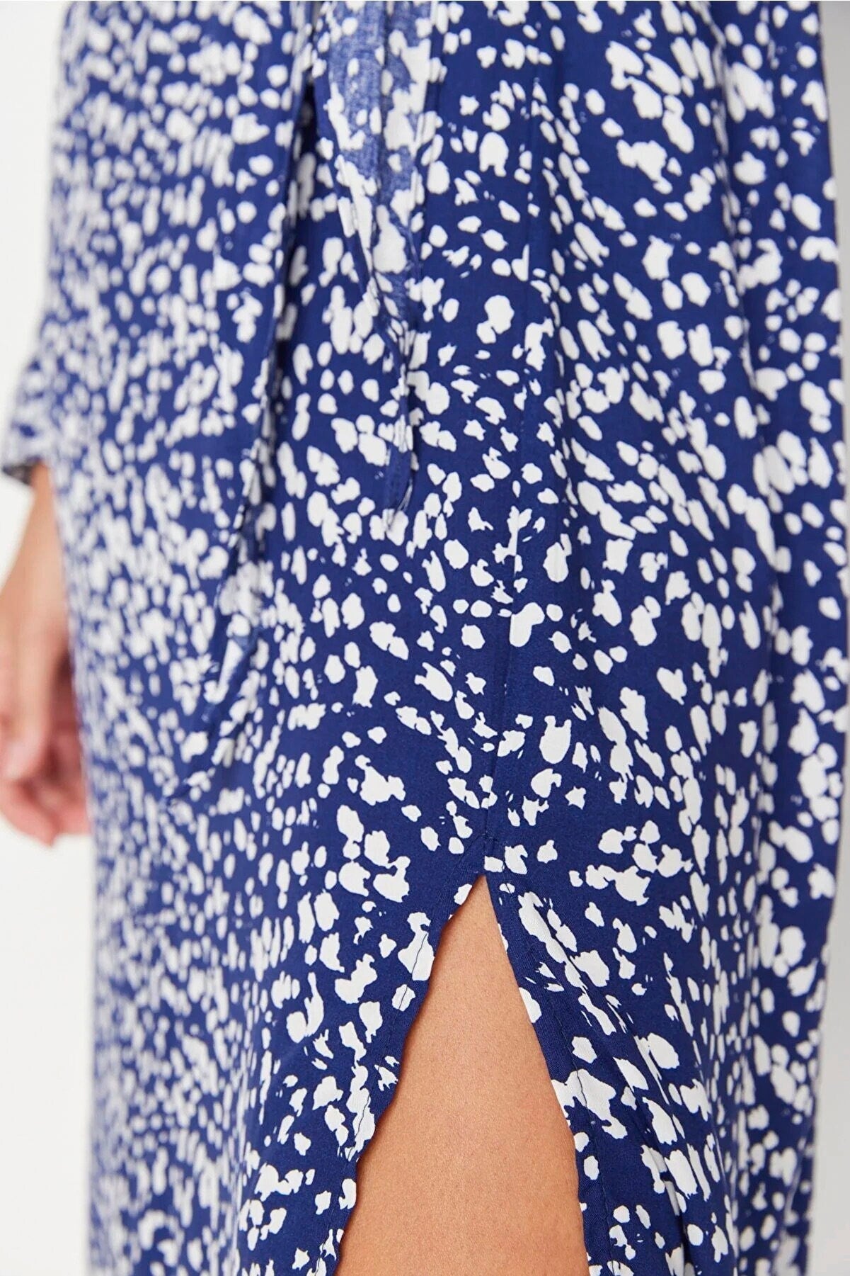 Vestido camisero midi de tela vaporosa con abertura y estampado floral azul