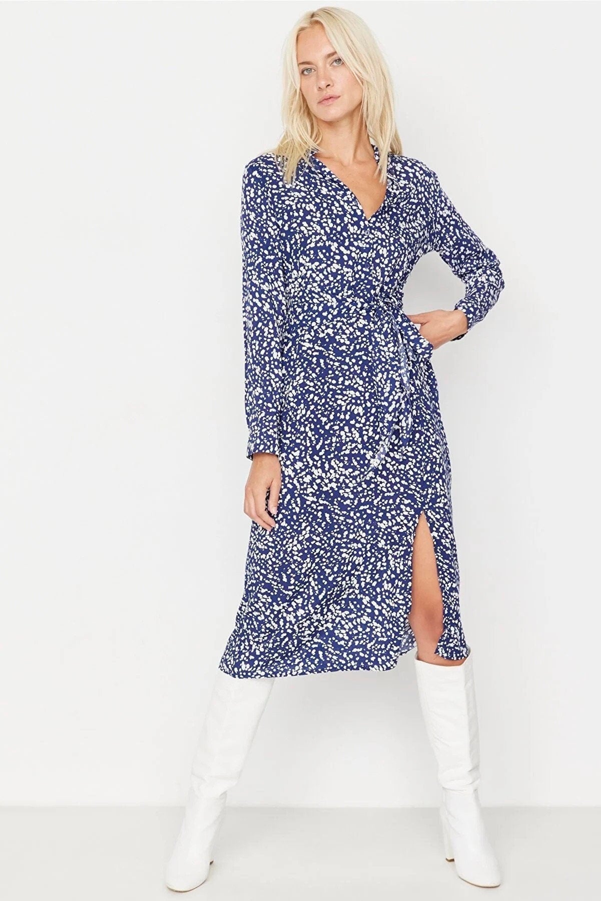 Vestido camisero midi de tela vaporosa con abertura y estampado floral azul