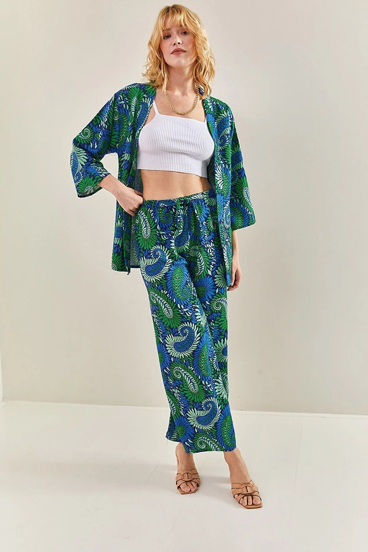 Cárdigan kimono de lino Patricia con estampado paisley rojo
