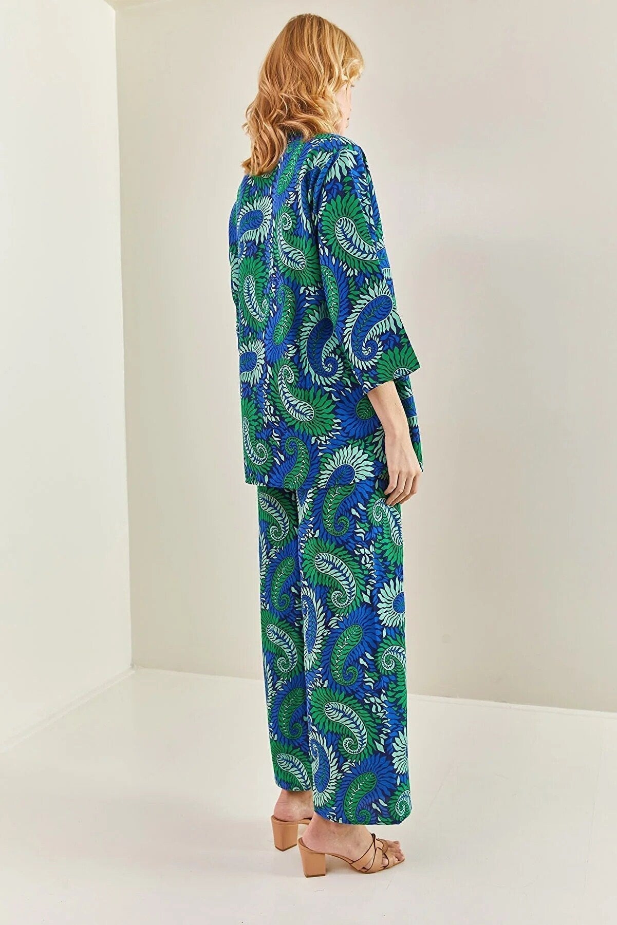 Cárdigan kimono de lino Patricia con estampado paisley rojo