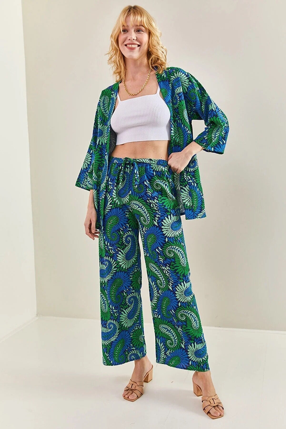 Cárdigan kimono de lino Patricia con estampado paisley rojo