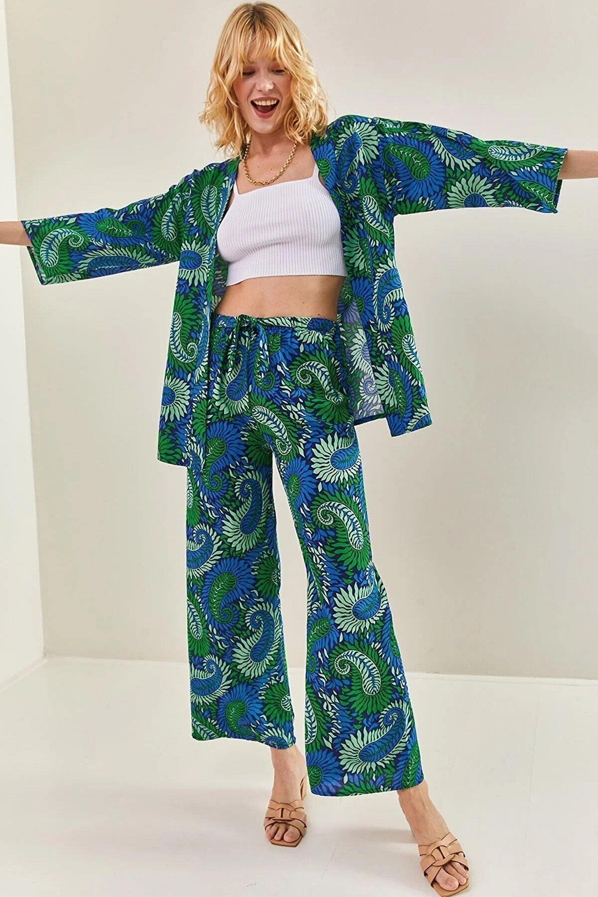 Cárdigan kimono de lino Patricia con estampado paisley rojo