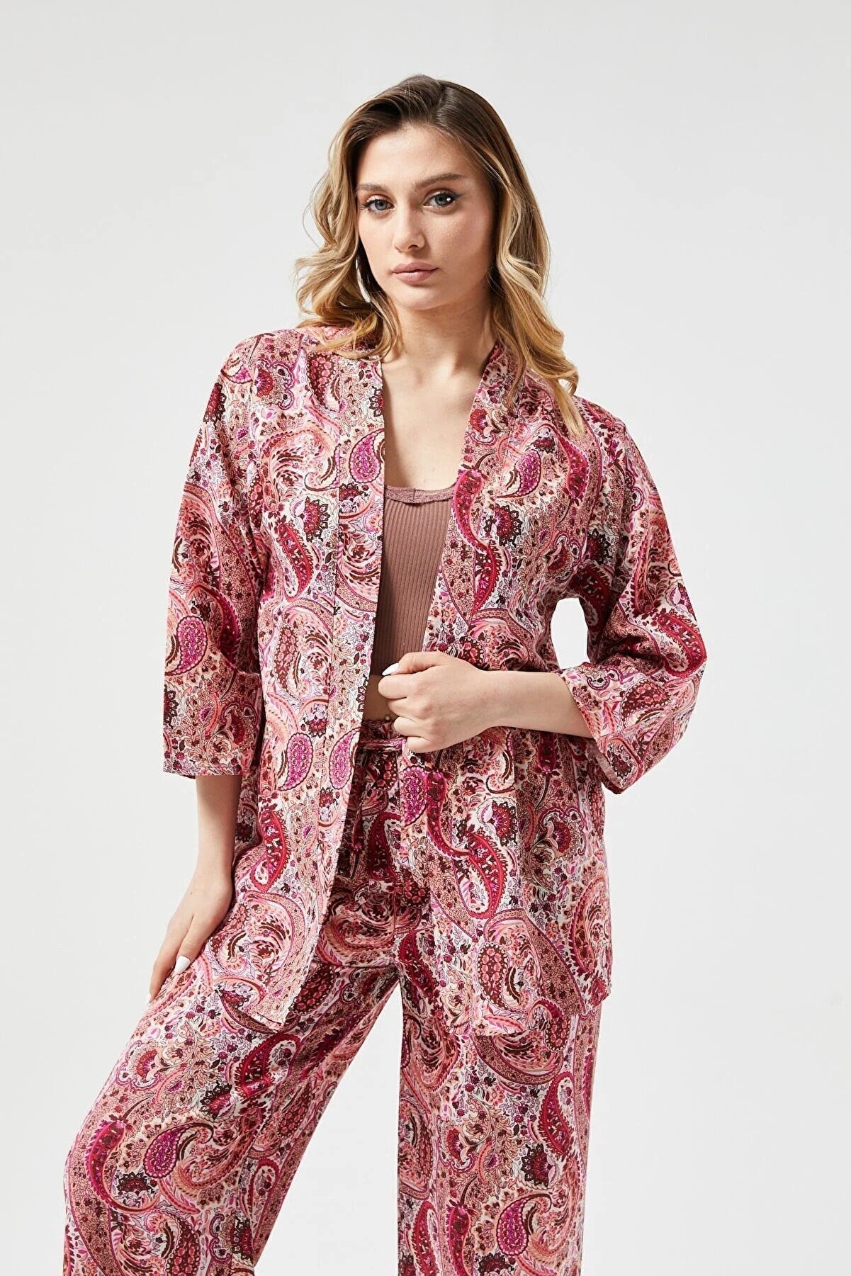 Cárdigan kimono de lino Patricia con estampado paisley rojo