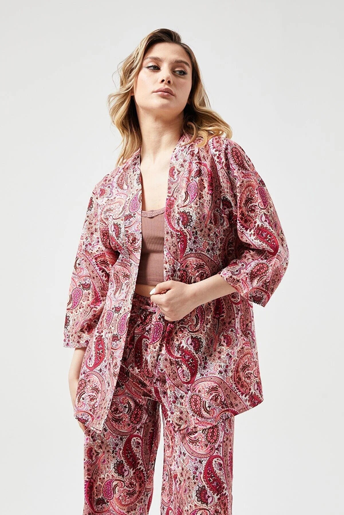 Cárdigan kimono de lino Patricia con estampado paisley rojo