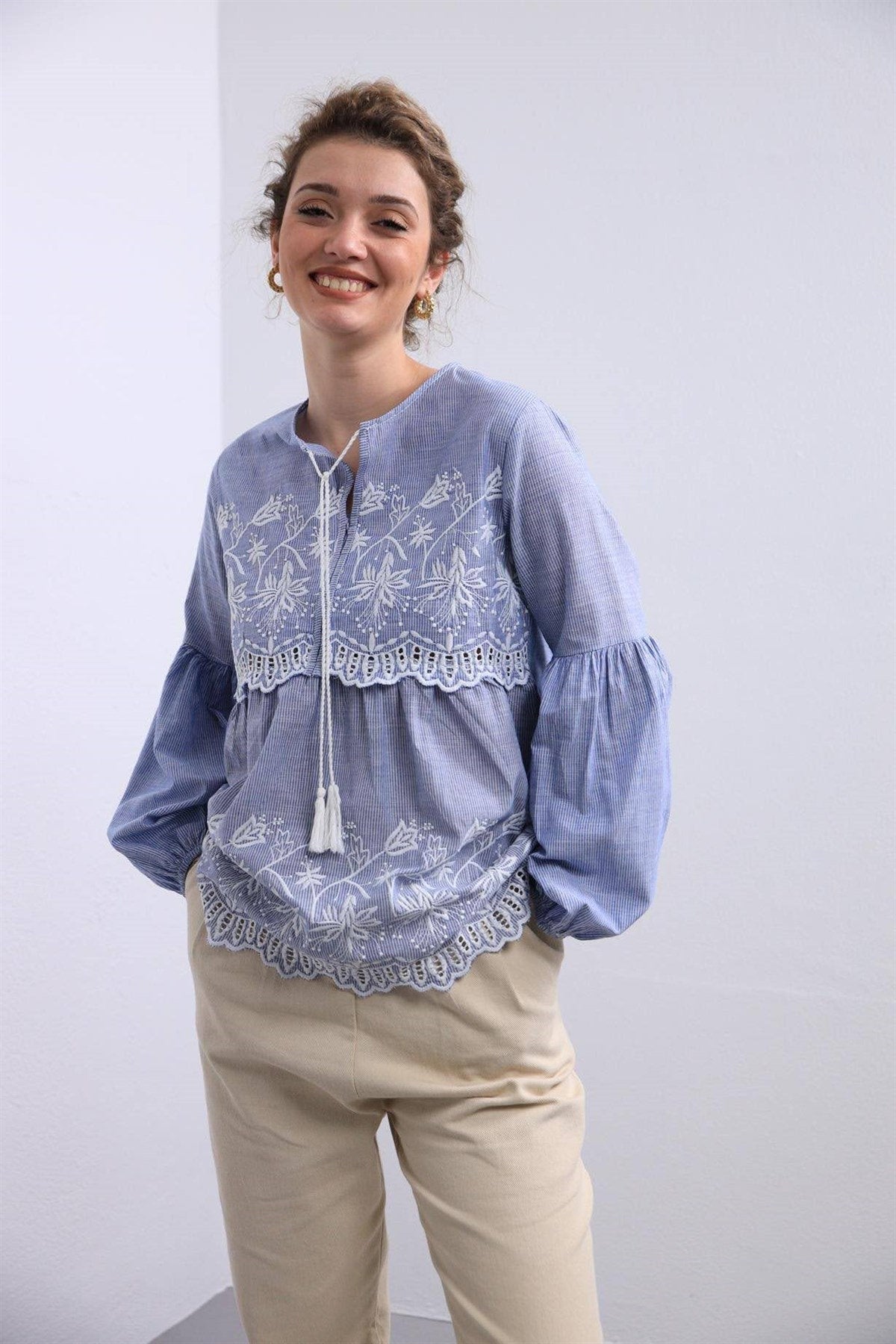 Blusa Etérea de Algodón Bordada en Azul