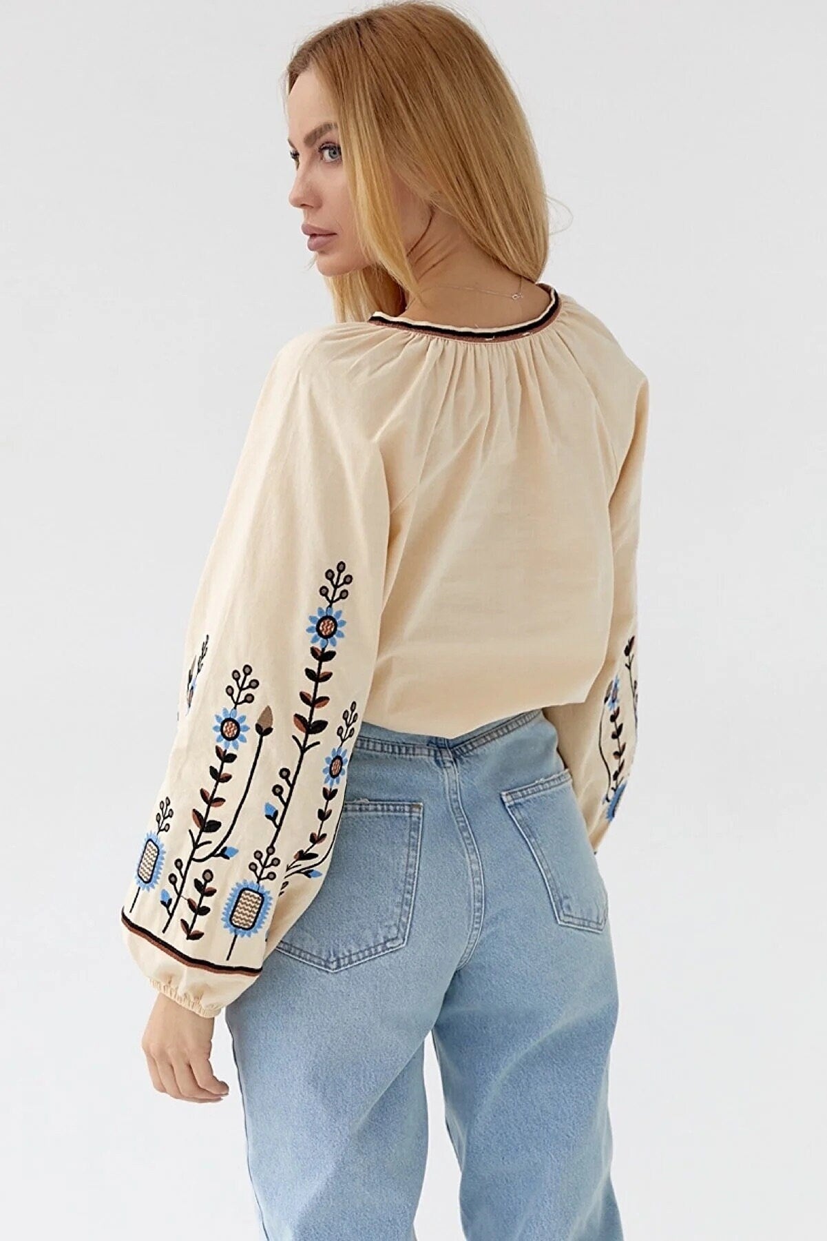 Blusa Tradicional de Algodón Bordado