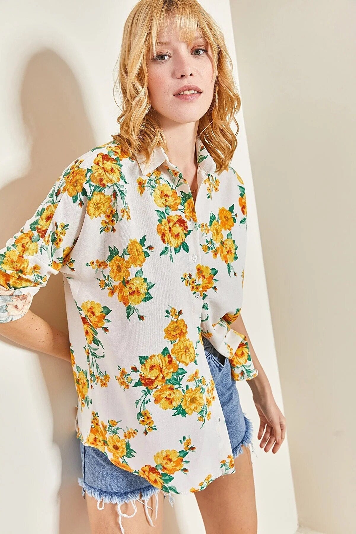 Blusa de lino Lola con estampado floral amarillo y botones