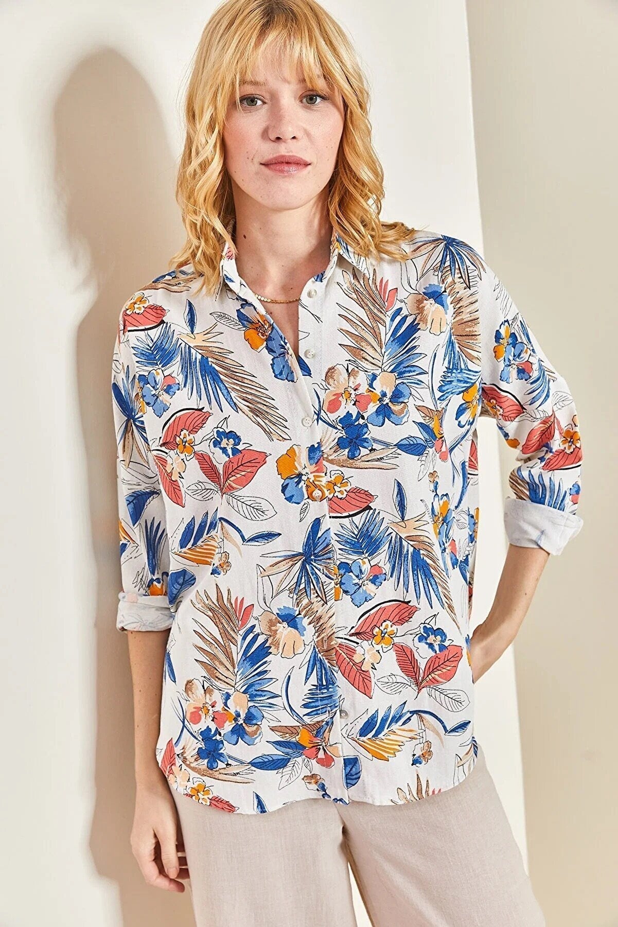 Lola Yumuşak Mavi ve Pembe Çiçekli Keten Bluz