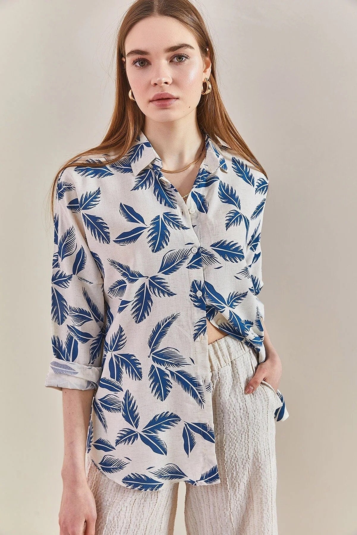 Camisa abotonada con diseño de hojas azules Sophia