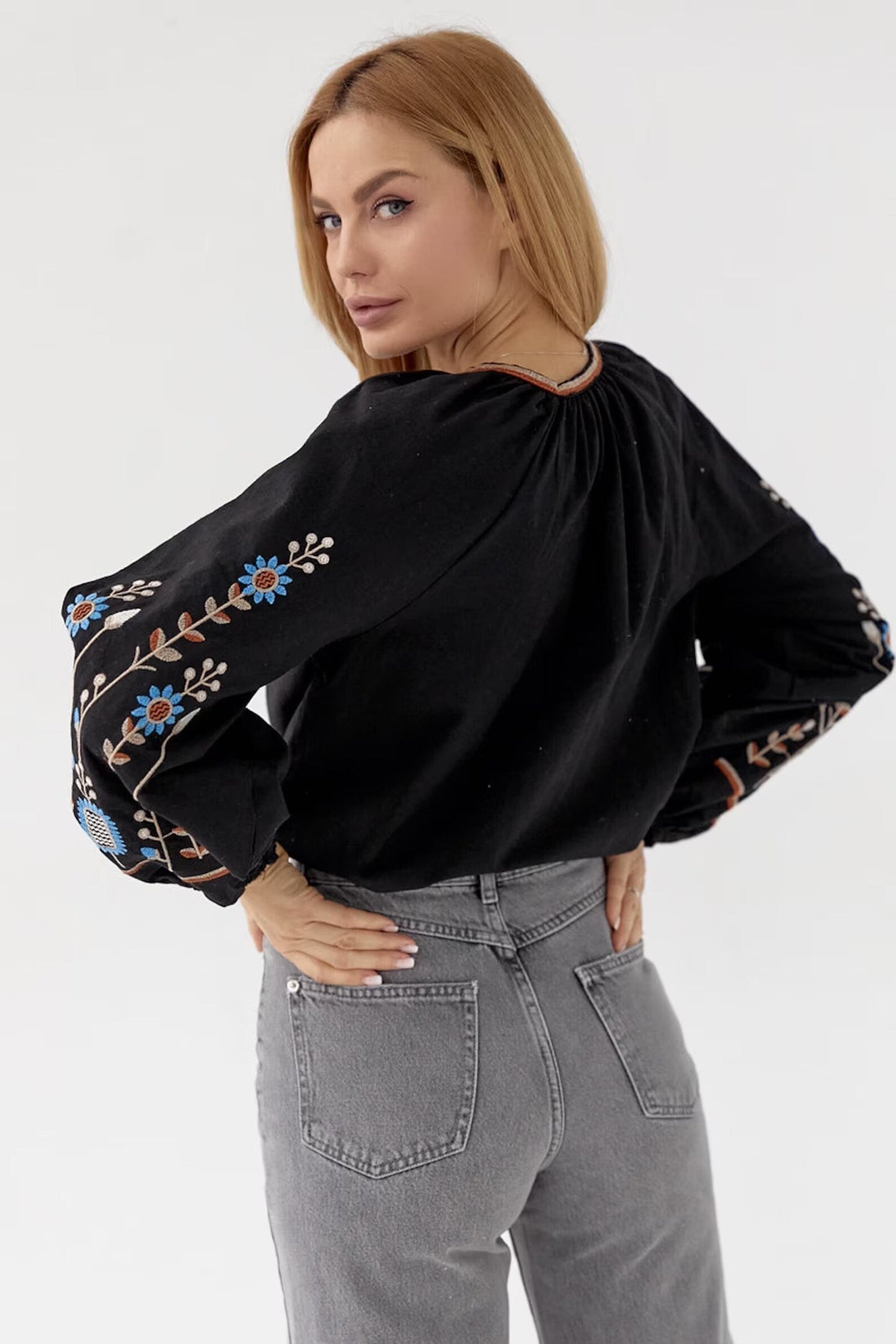 Blusa Tradicional de Algodón Bordado