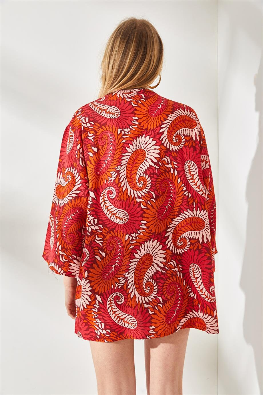 Cárdigan kimono de lino Patricia con estampado paisley rojo