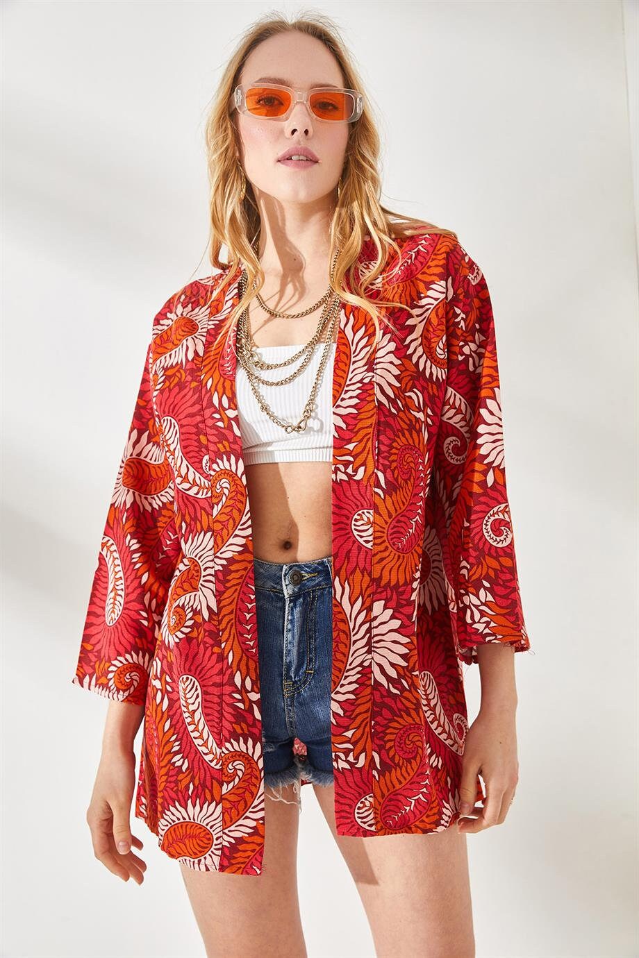 Cárdigan kimono de lino Patricia con estampado paisley rojo