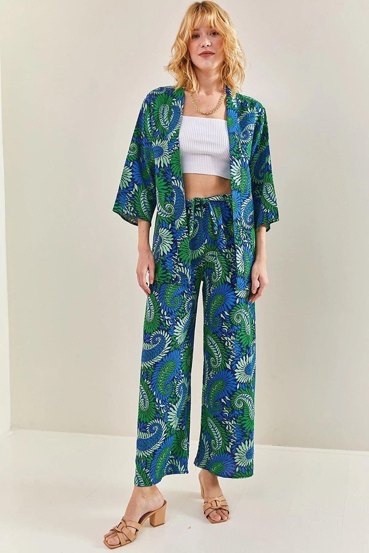 Cárdigan kimono de lino Patricia con estampado paisley rojo