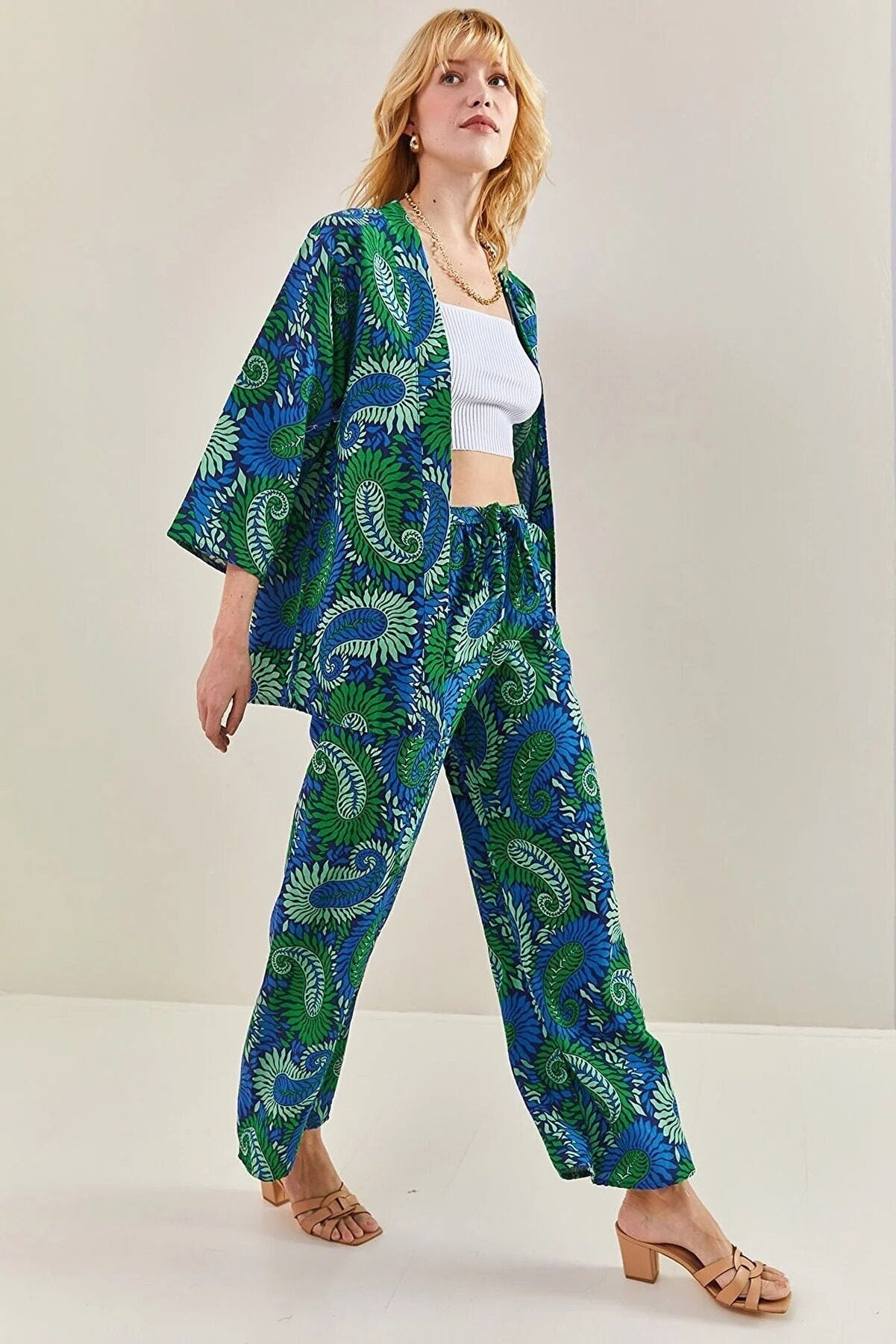 Cárdigan kimono de lino Patricia con estampado paisley rojo