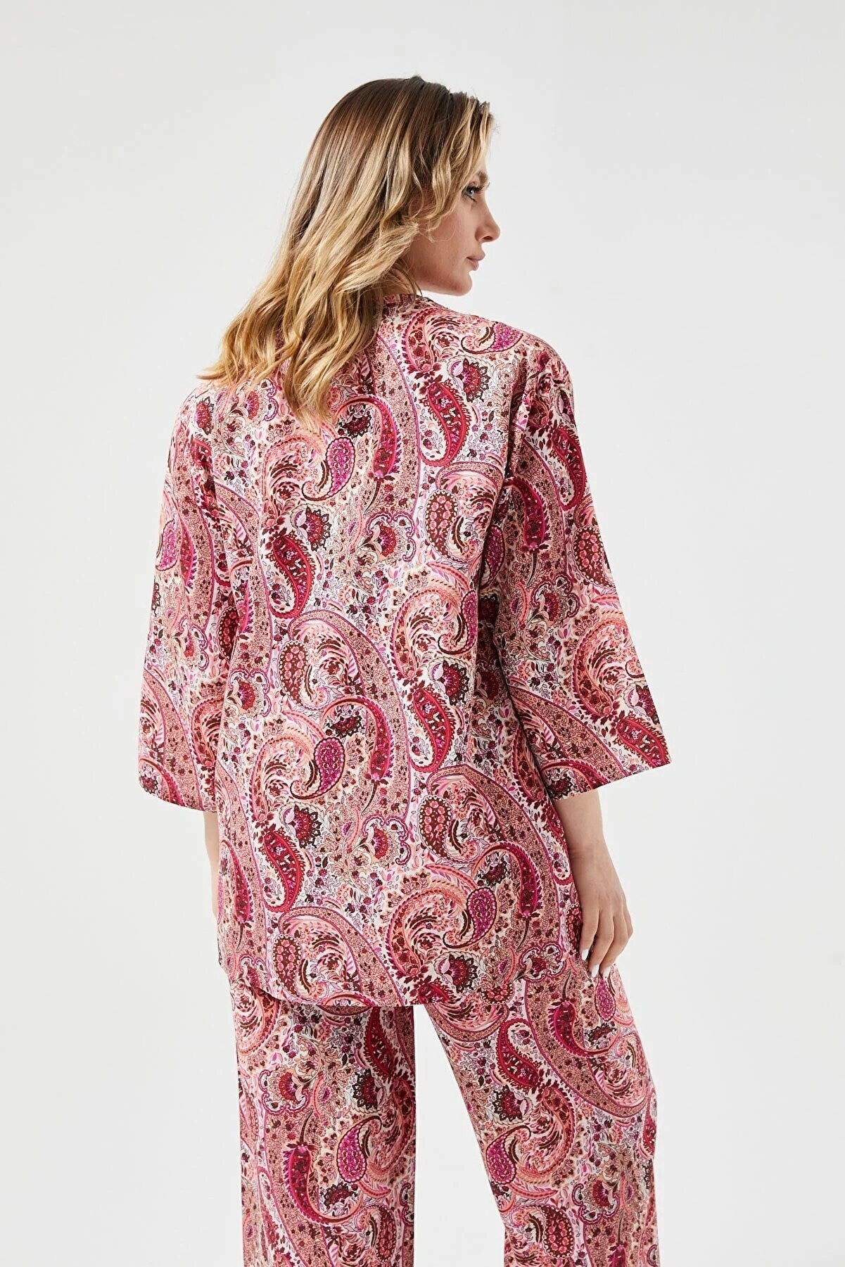 Cárdigan kimono de lino Patricia con estampado paisley rojo