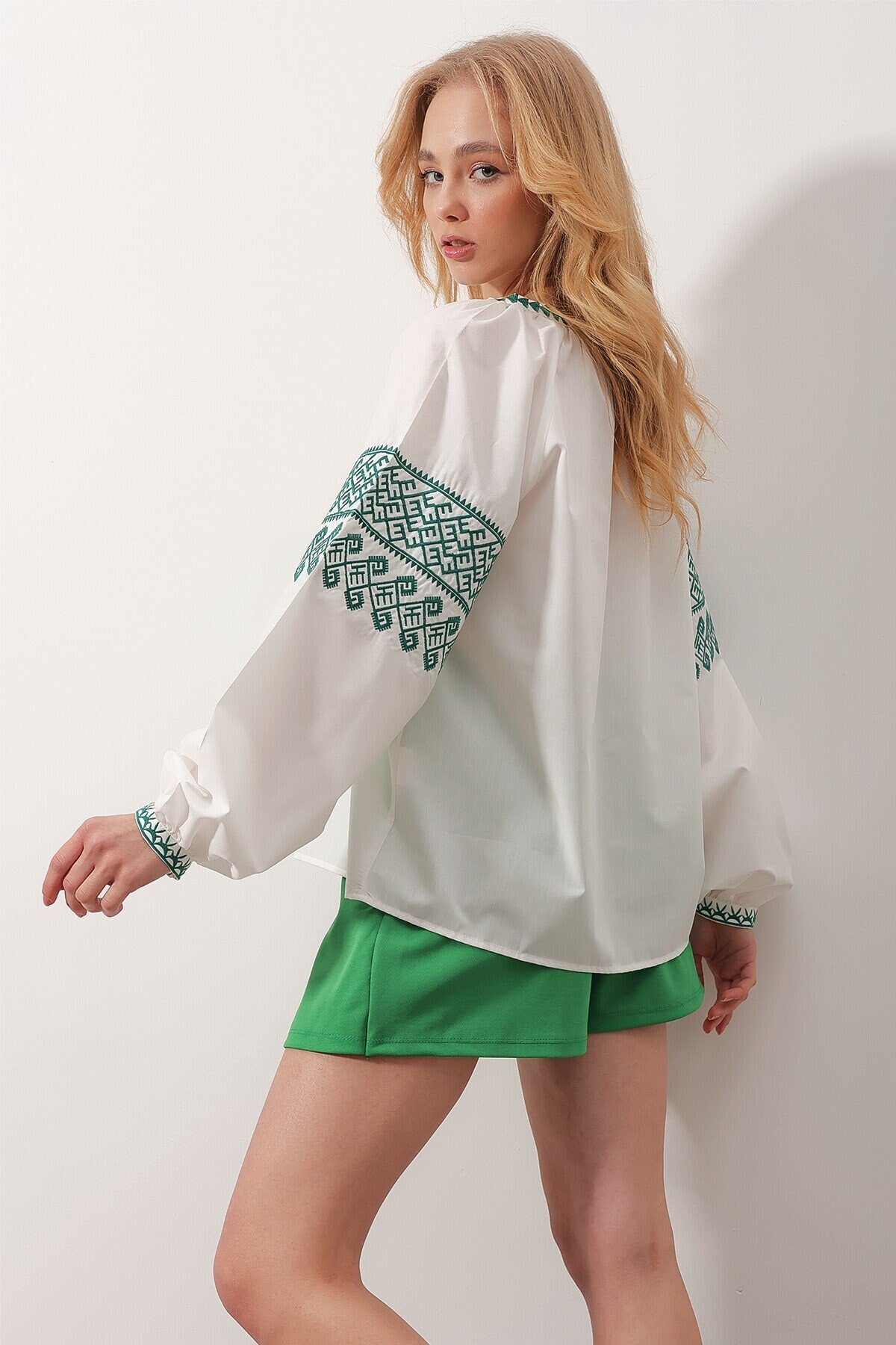 Camisa Ucraniana Blanca de Algodón Bordada en Verde