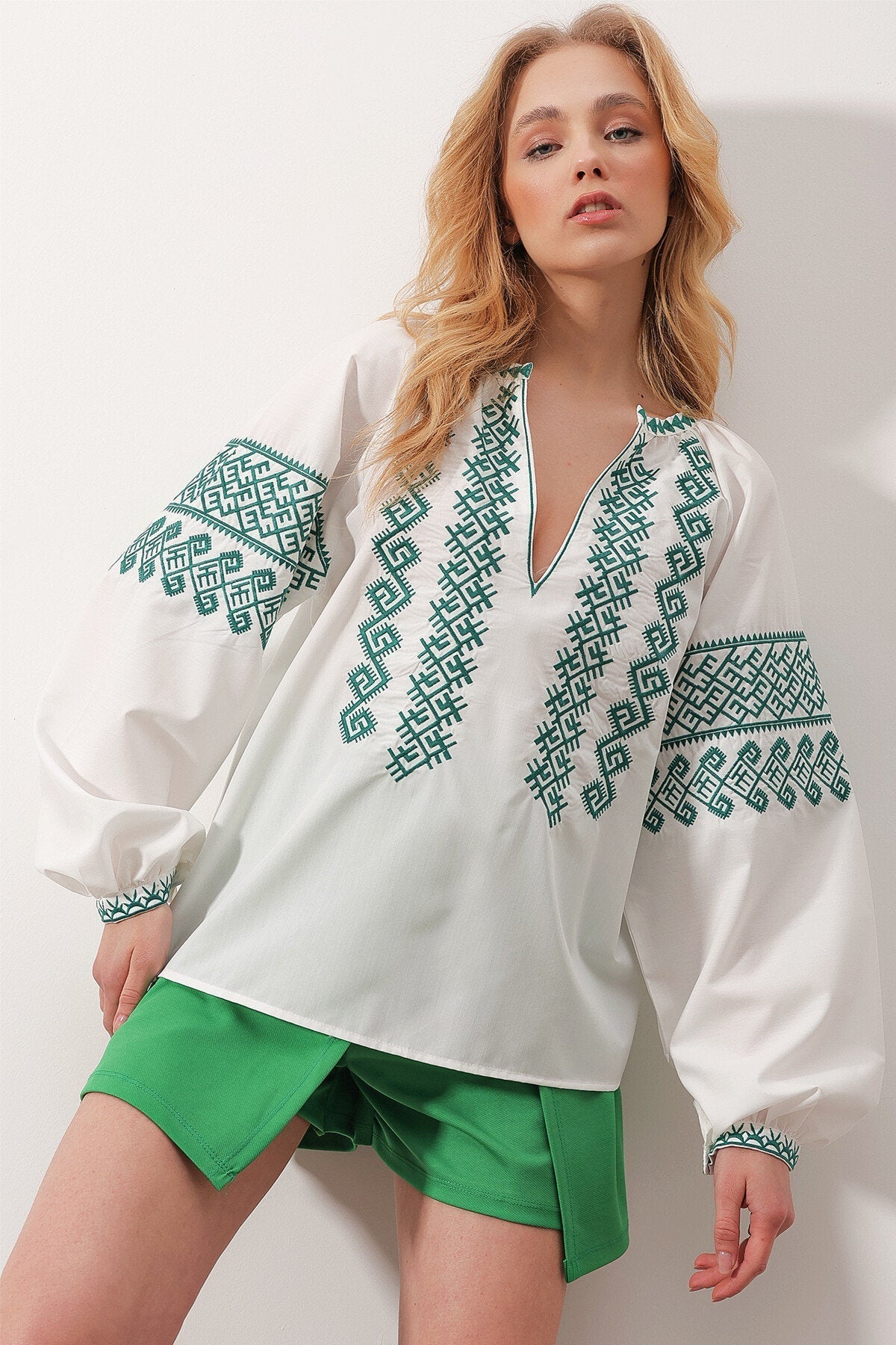 Camisa Ucraniana Blanca de Algodón Bordada en Verde