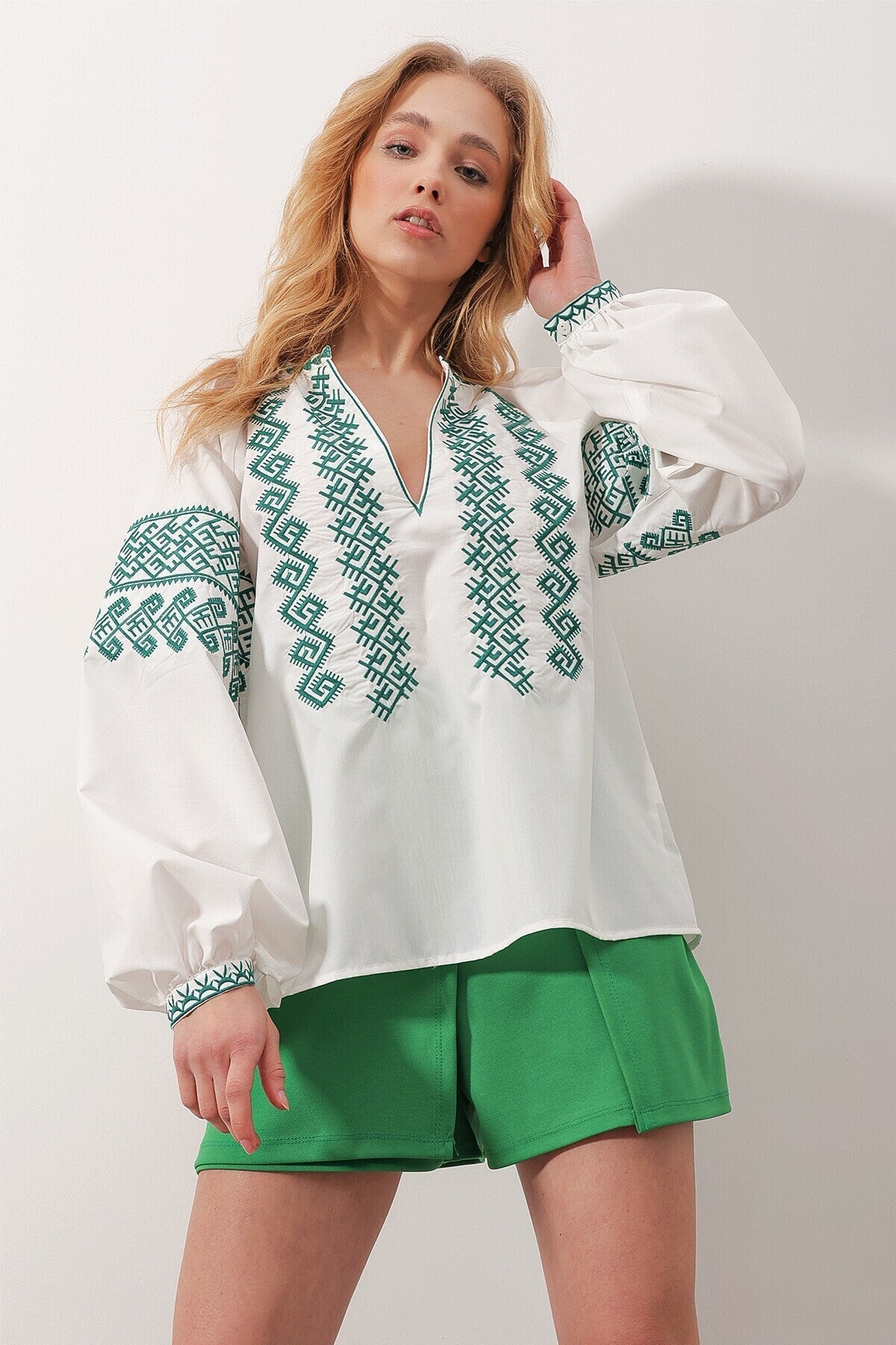 Camisa Ucraniana Blanca de Algodón Bordada en Verde