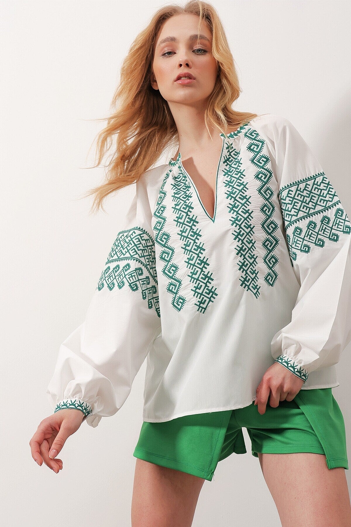Camisa Ucraniana Blanca de Algodón Bordada en Verde