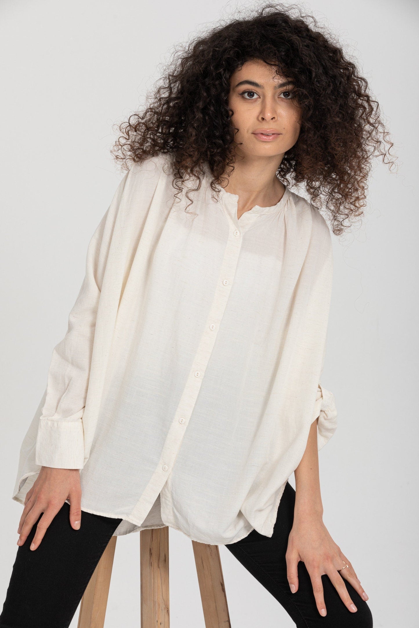 Blusa clásica de lino y algodón color marfil