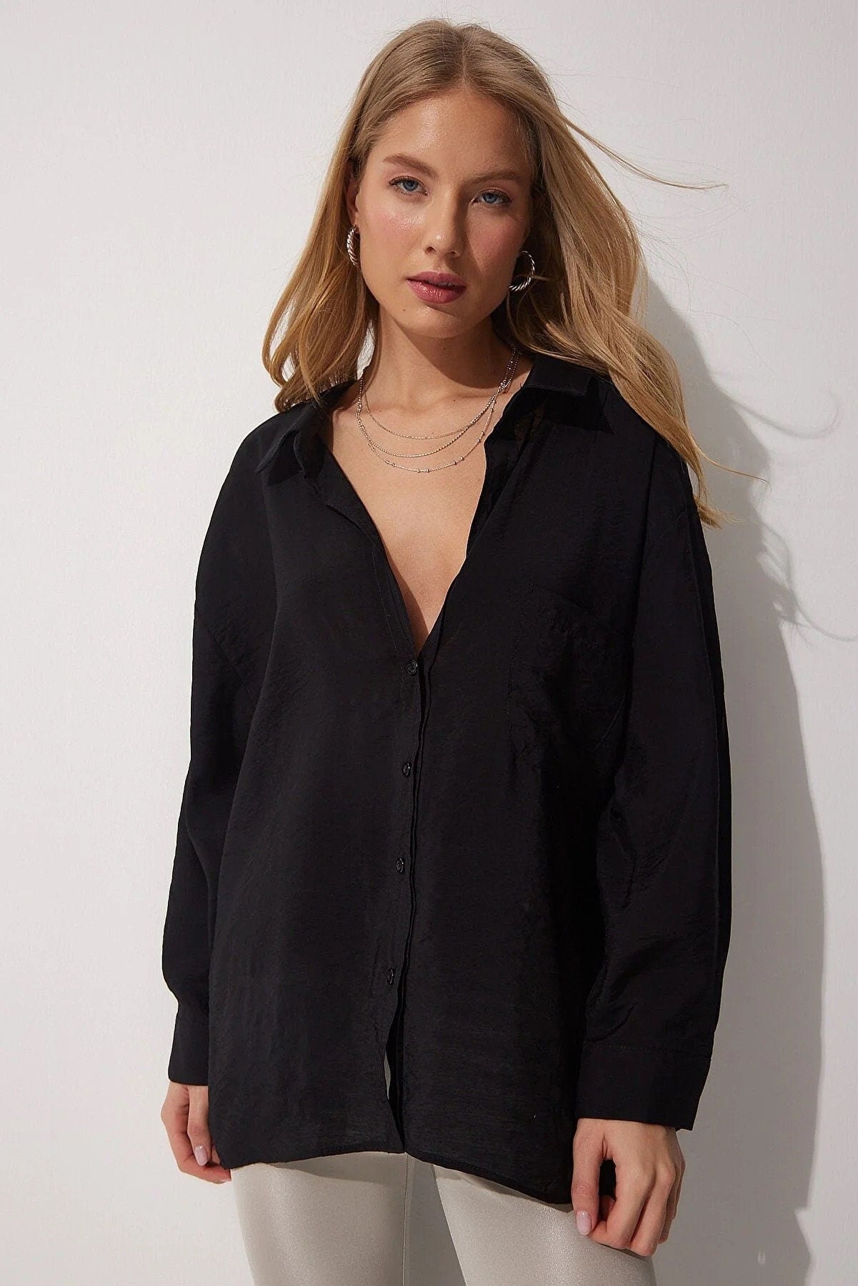 Blusa clásica de lino negro de manga larga