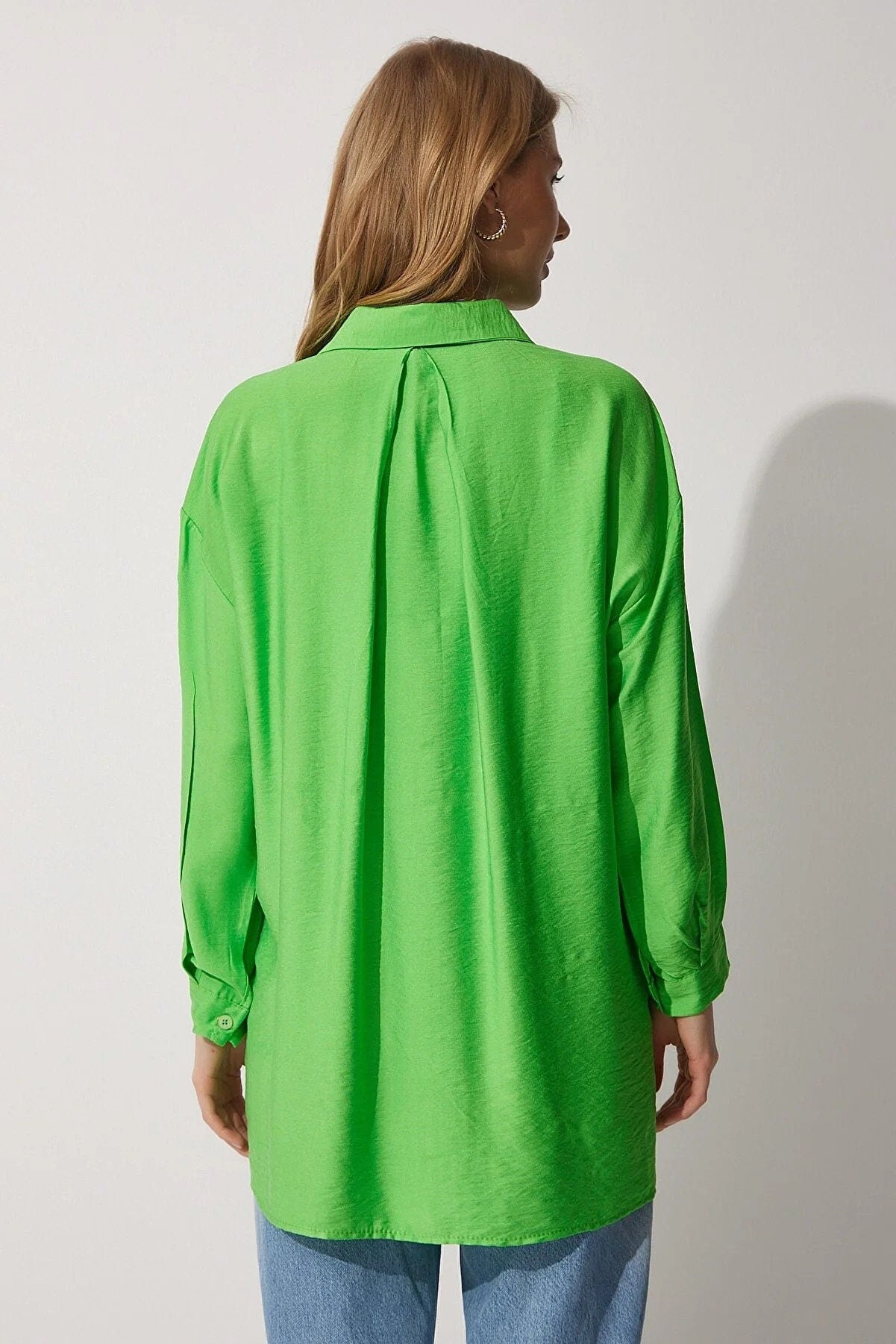 Blusa clásica de lino negro de manga larga
