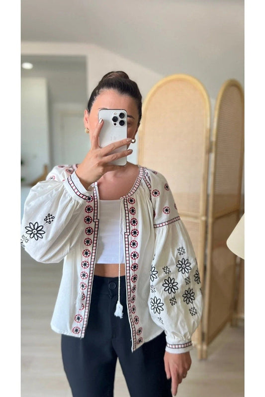 Λευκό ζακετάκι με κέντημα λουλουδιών