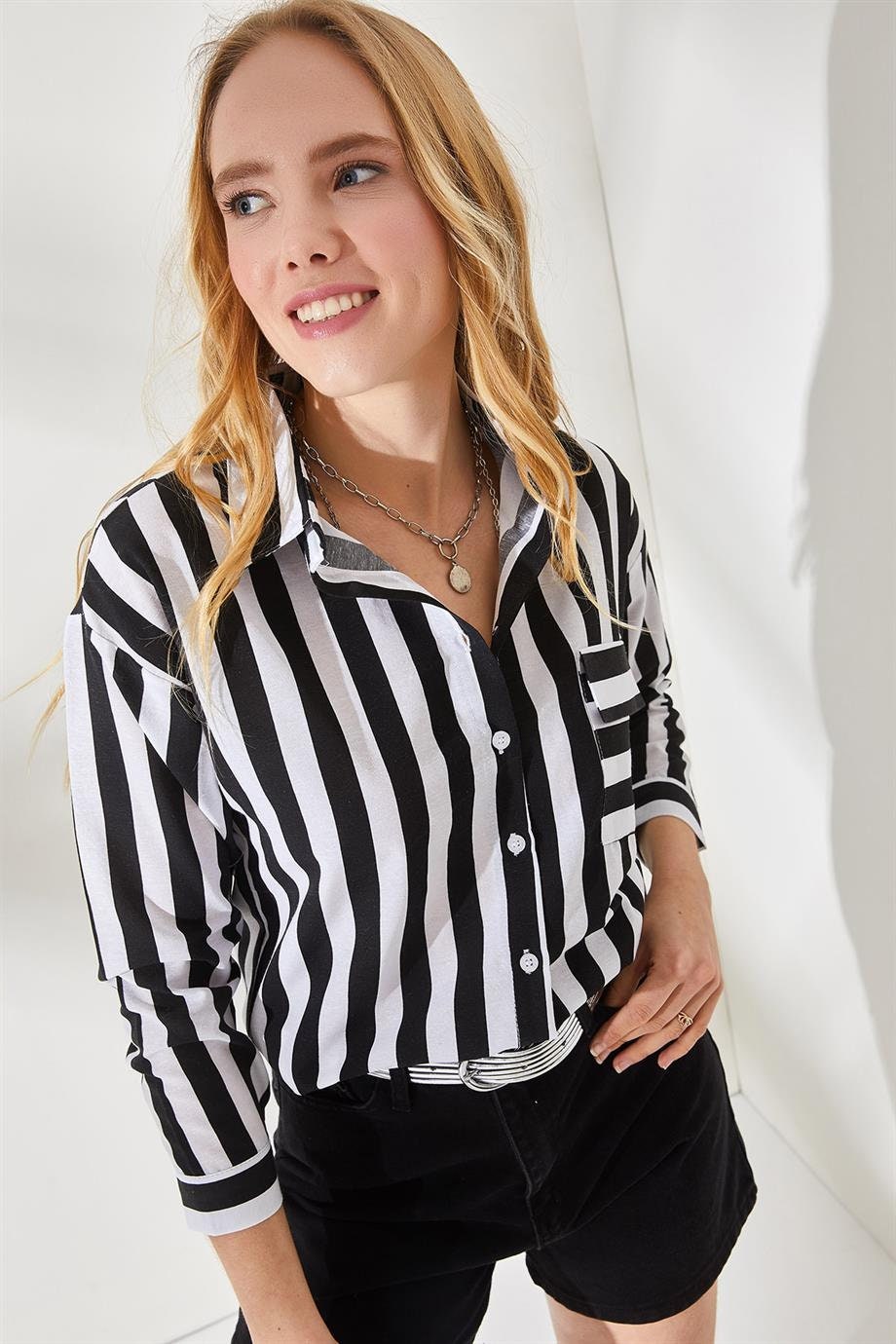 Camisa clásica de botones a rayas
