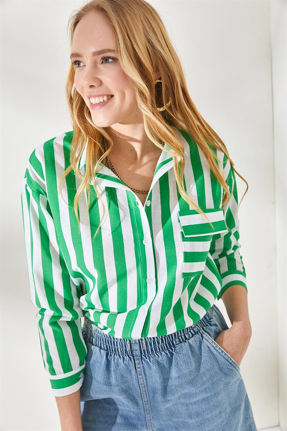 Camisa clásica de botones a rayas