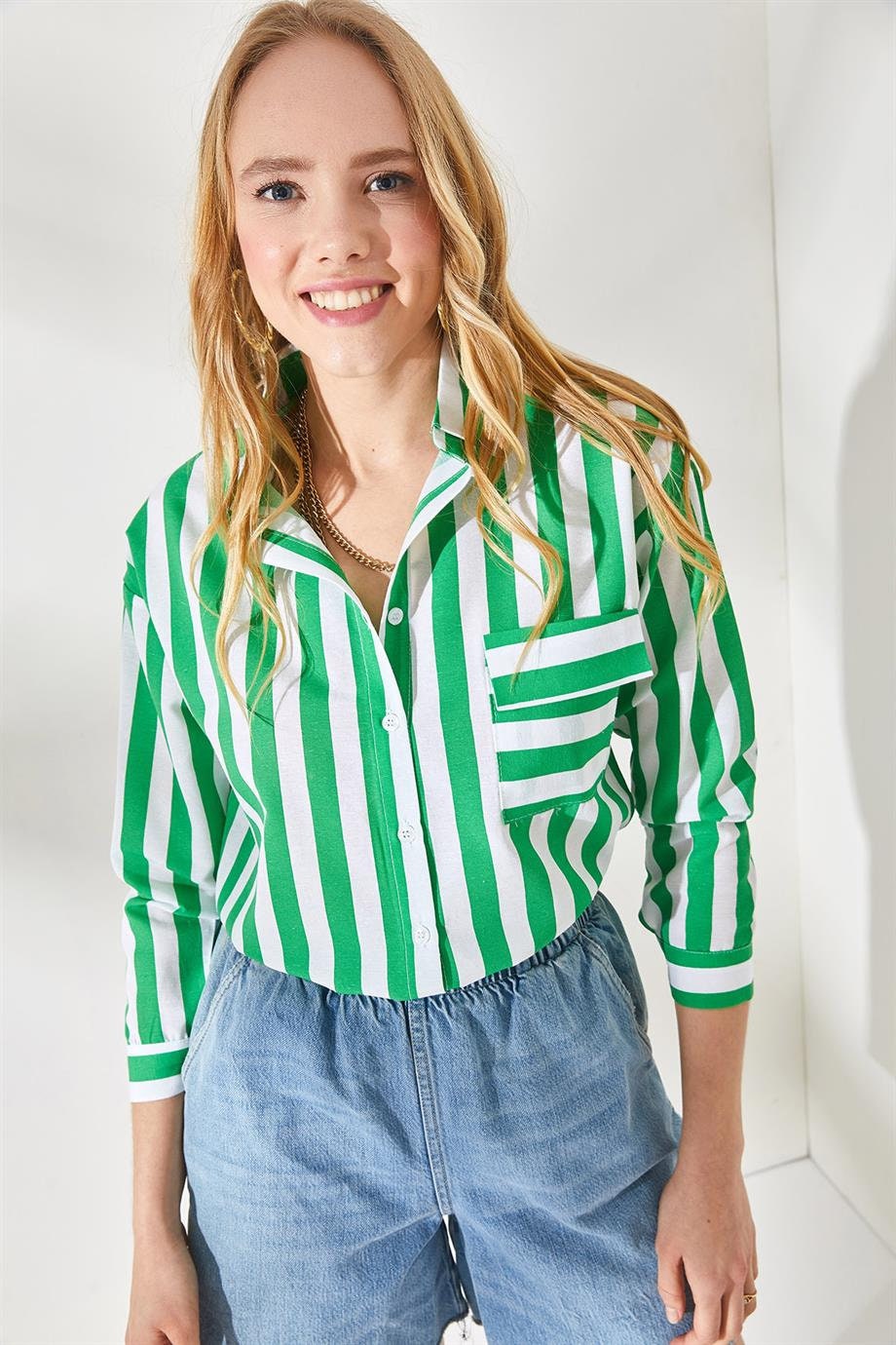 Camisa clásica de botones a rayas