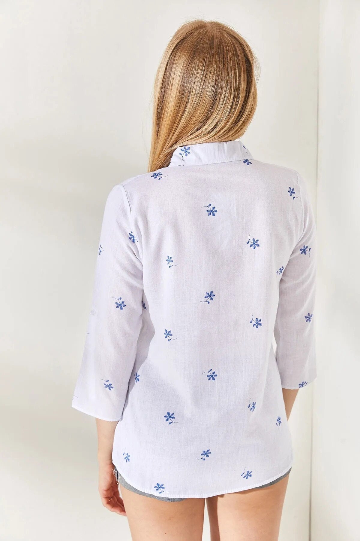 Blusa de lino blanca con estampado floral azul pequeño