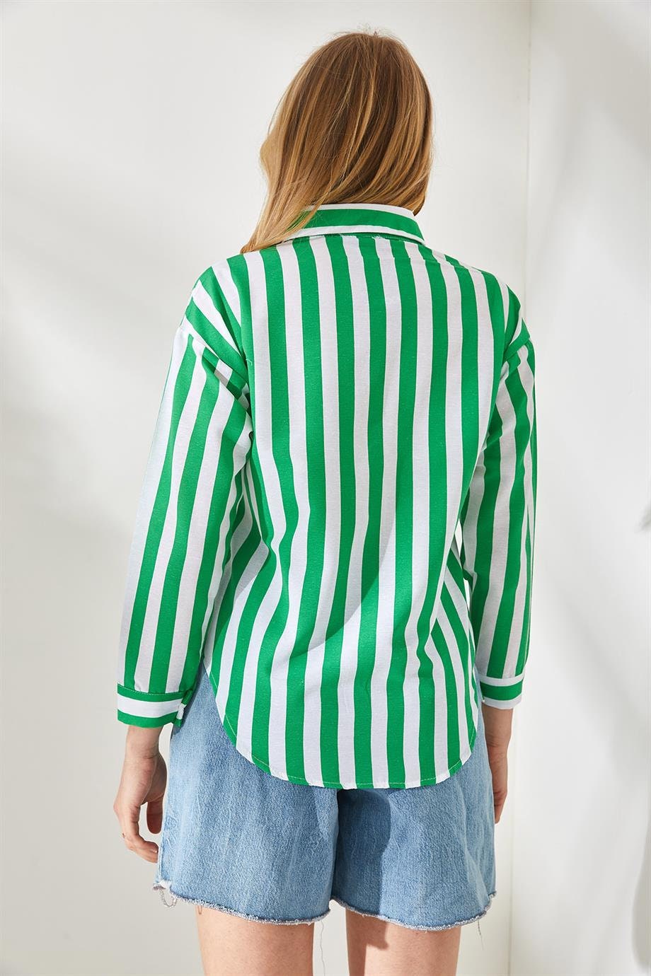 Camisa clásica de botones a rayas