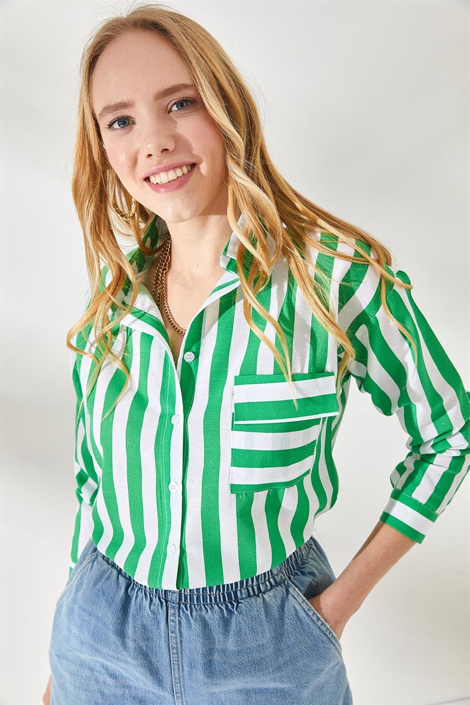 Camisa clásica de botones a rayas