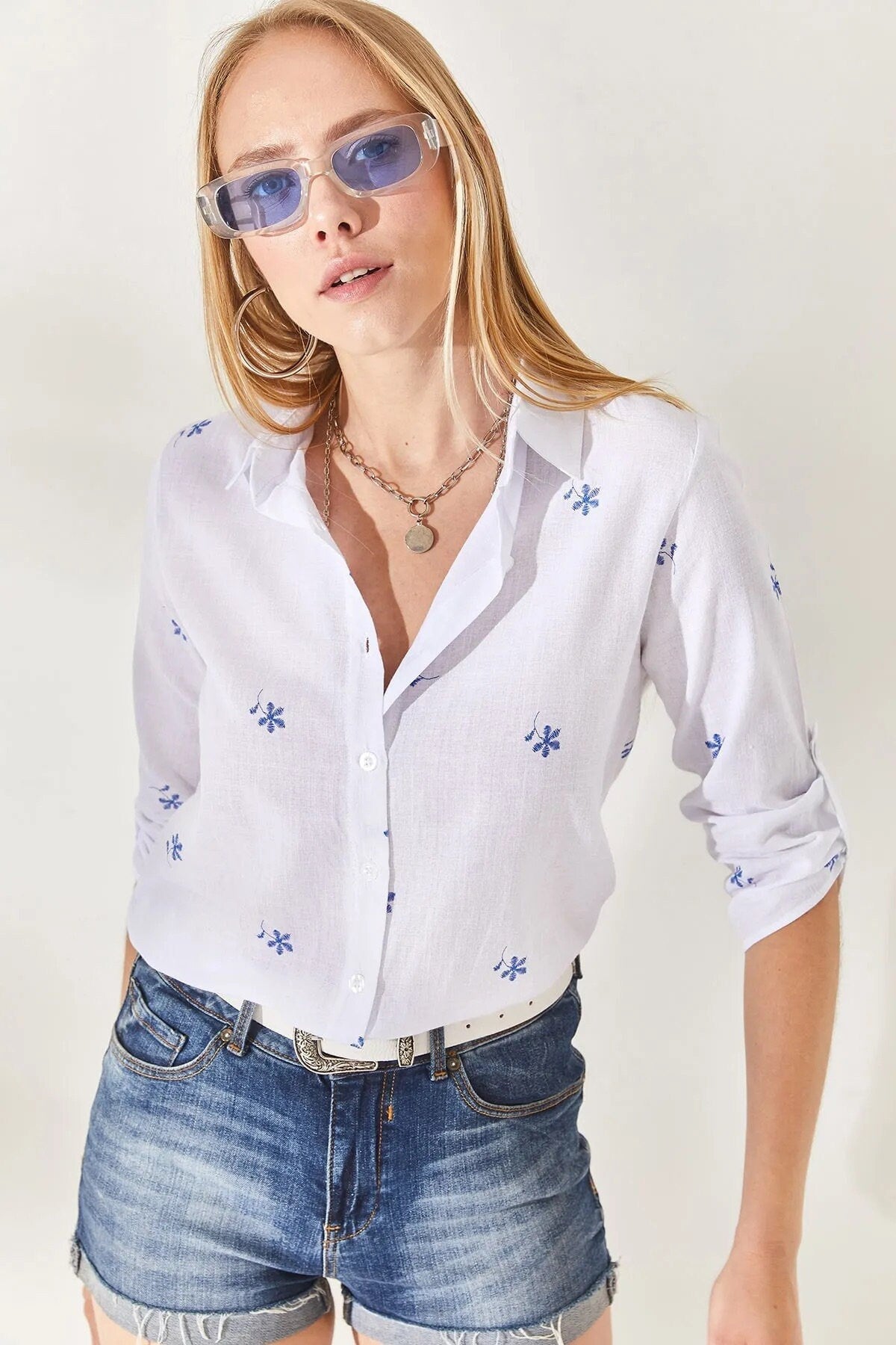 Blusa de lino blanca con estampado floral azul pequeño