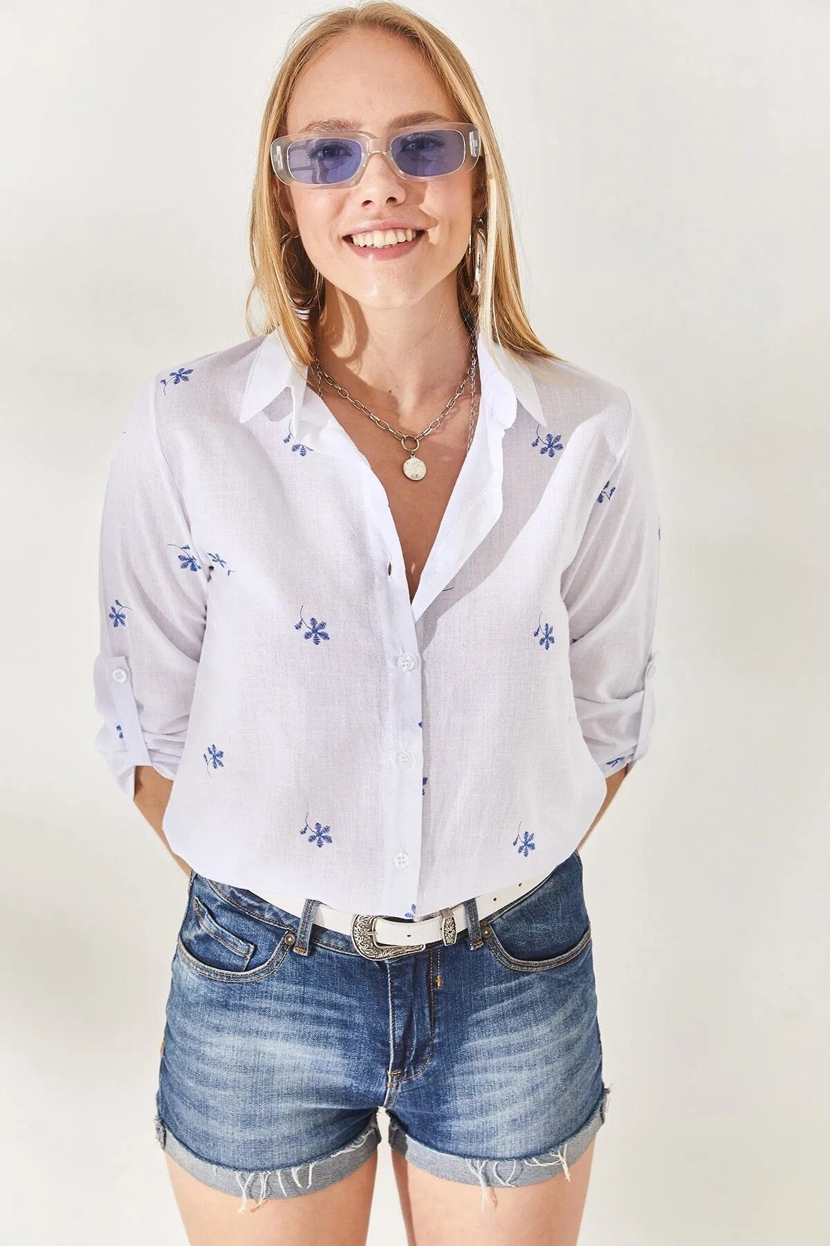 Blusa de lino blanca con estampado floral azul pequeño