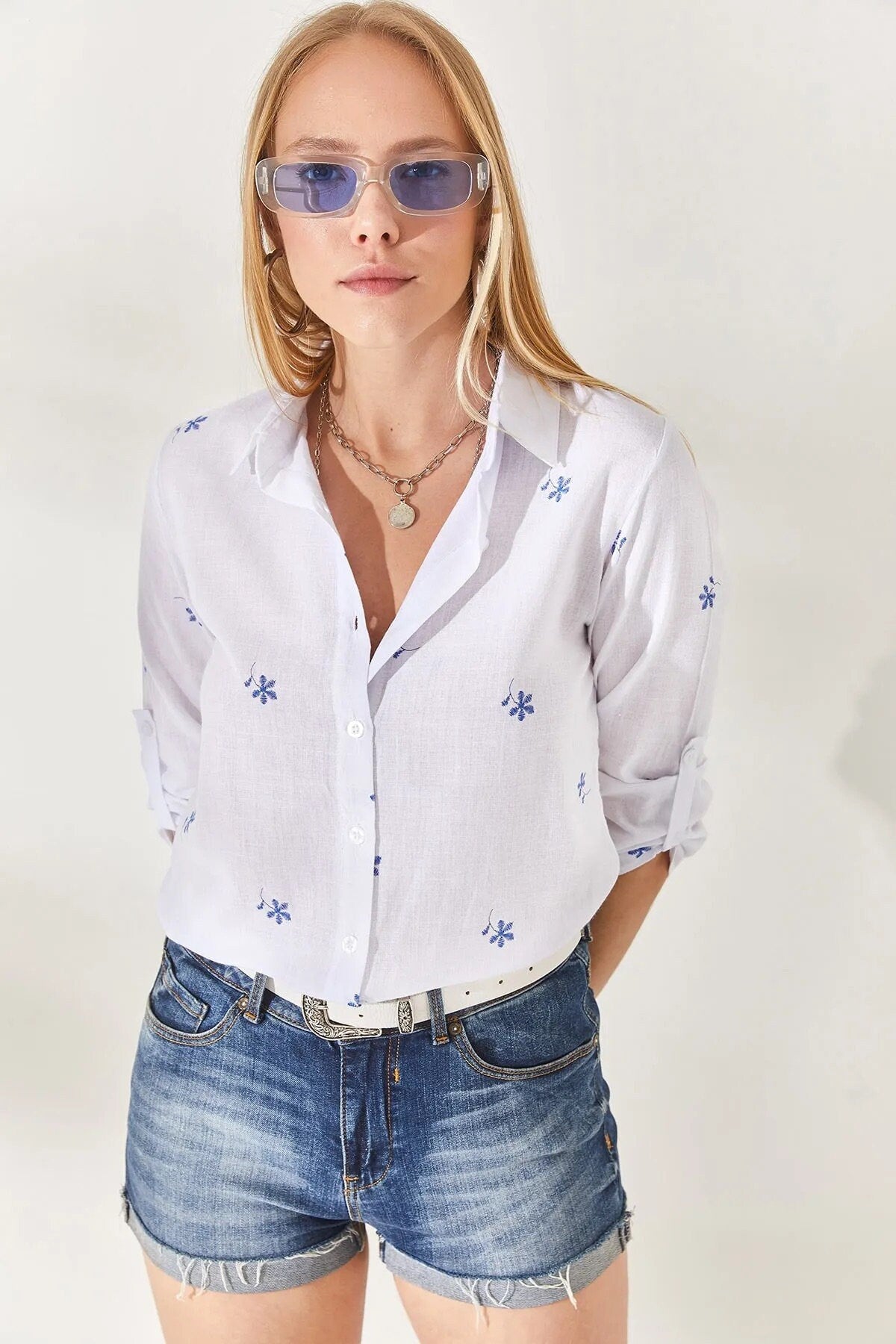 Blusa de lino blanca con estampado floral azul pequeño