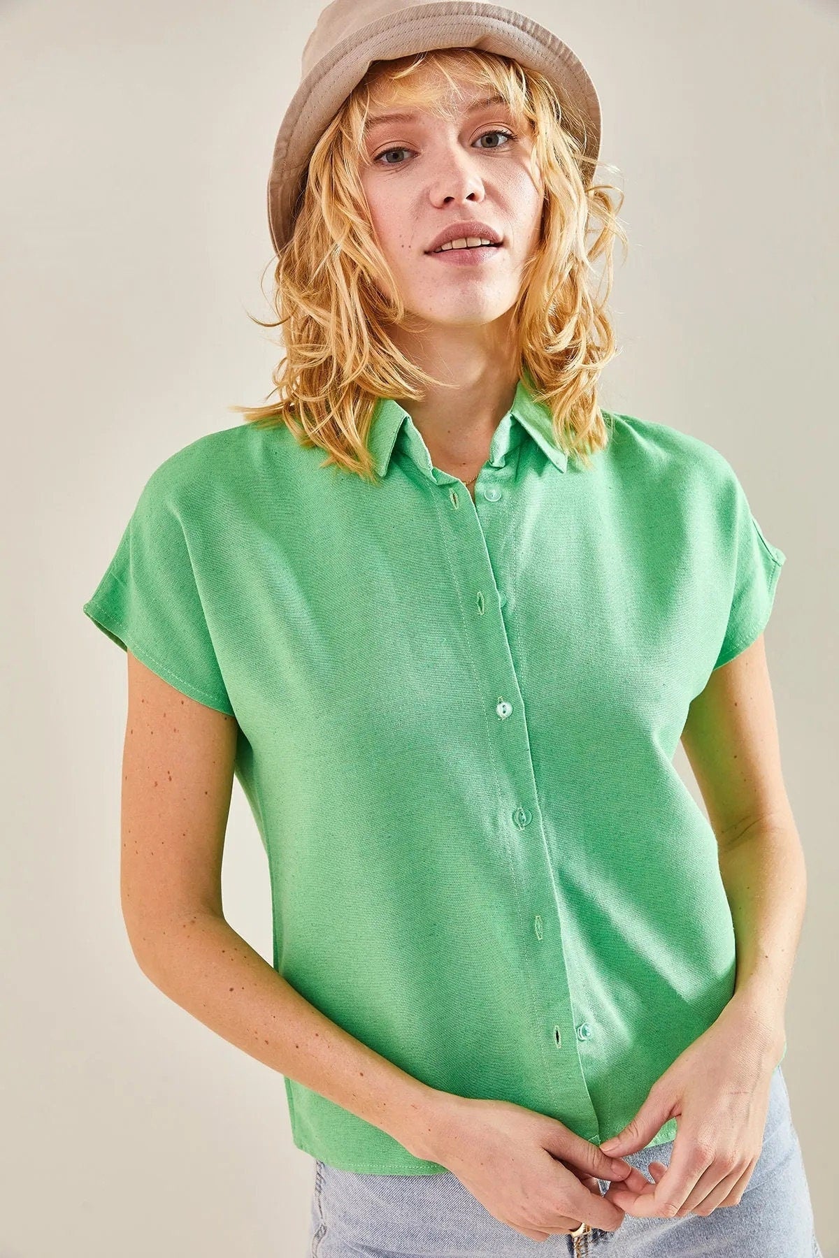 Camisa de manga corta con botones de lino verde pistacho Camila