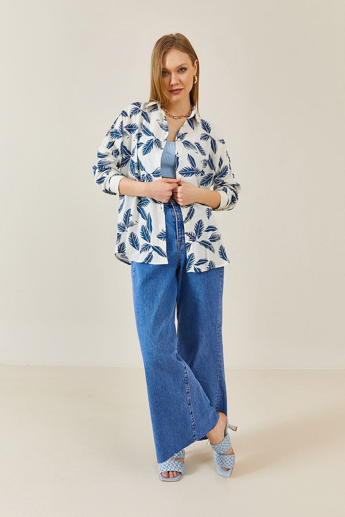 Camisa abotonada con diseño de hojas azules Sophia