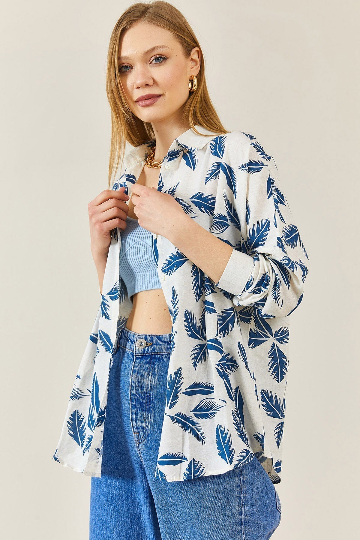 Camisa abotonada con diseño de hojas azules Sophia